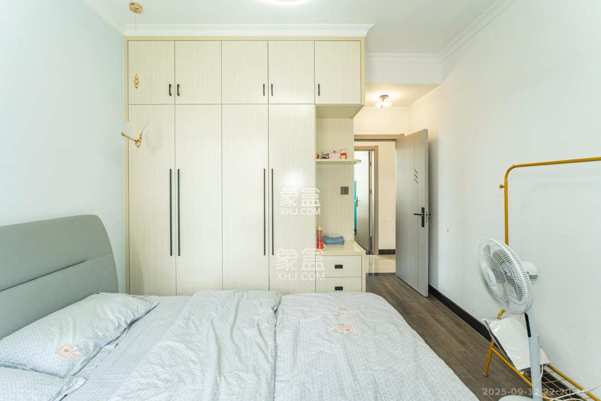 紫华郡  4室2厅2卫    79.8万 紫华郡  4室2厅2卫    79.8万卧室