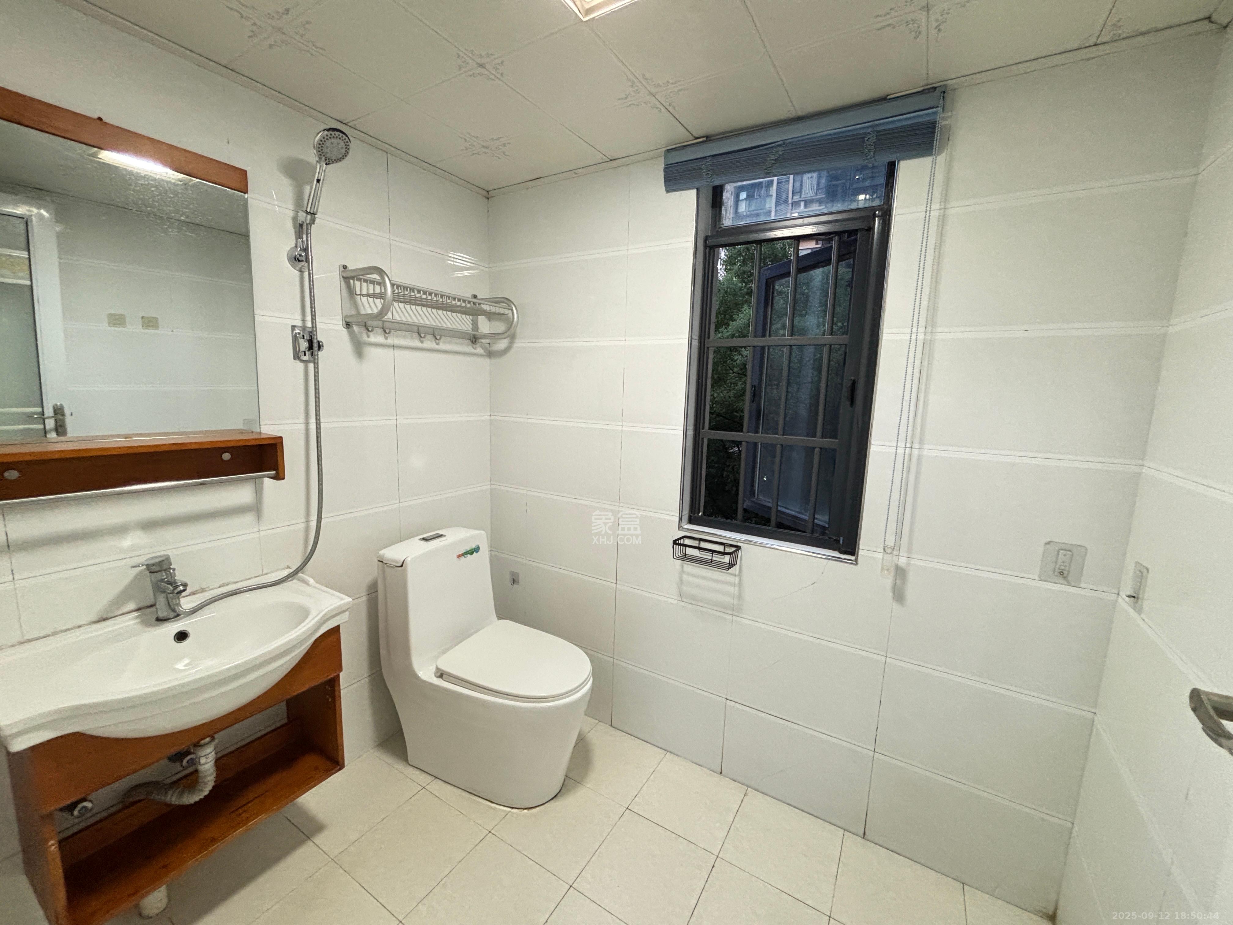 蓝山郡  3室2厅2卫    2300.0元/月 蓝山郡  3室2厅2卫    2300.0元/月室内图