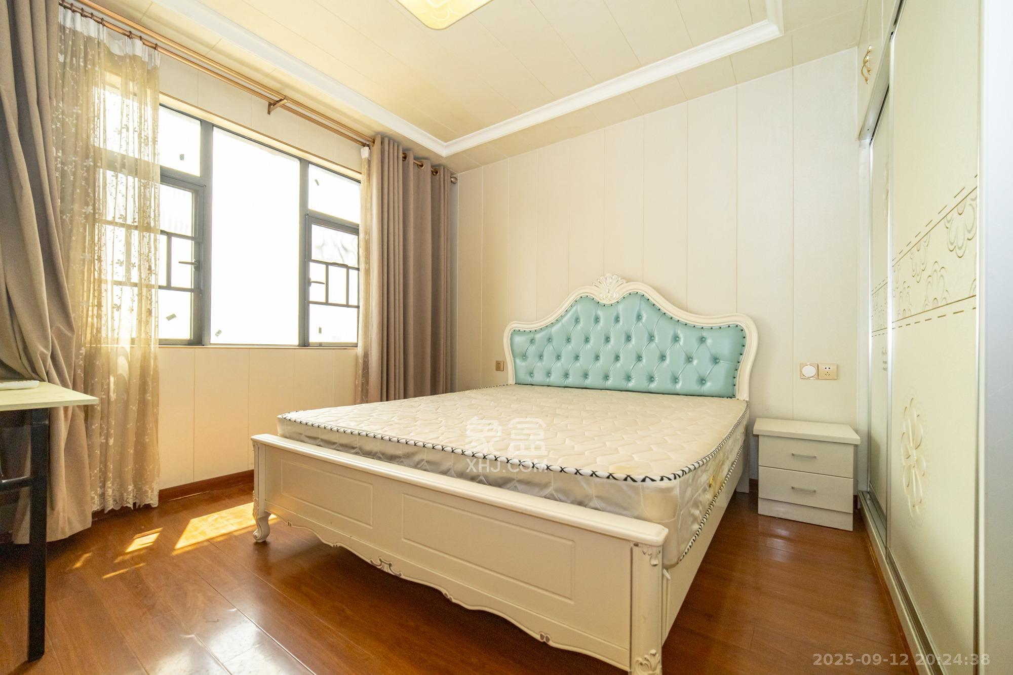 悦湖山  4室2厅2卫    69.8万卧室