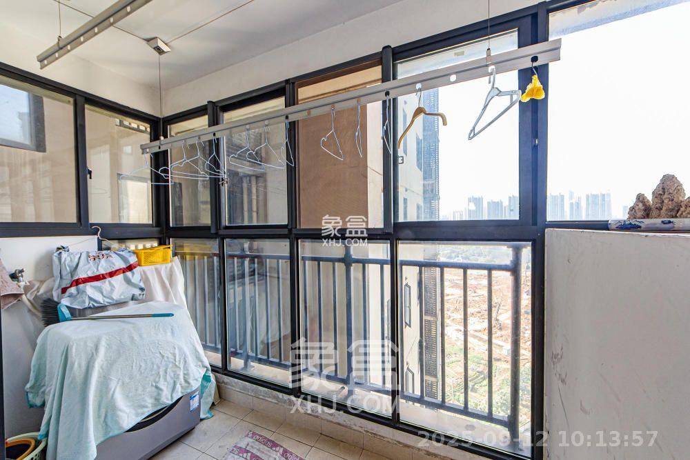 万科城 3室2厅1卫 2600.0元/月 万科城 3室2厅1卫 2600.0元/月室内图