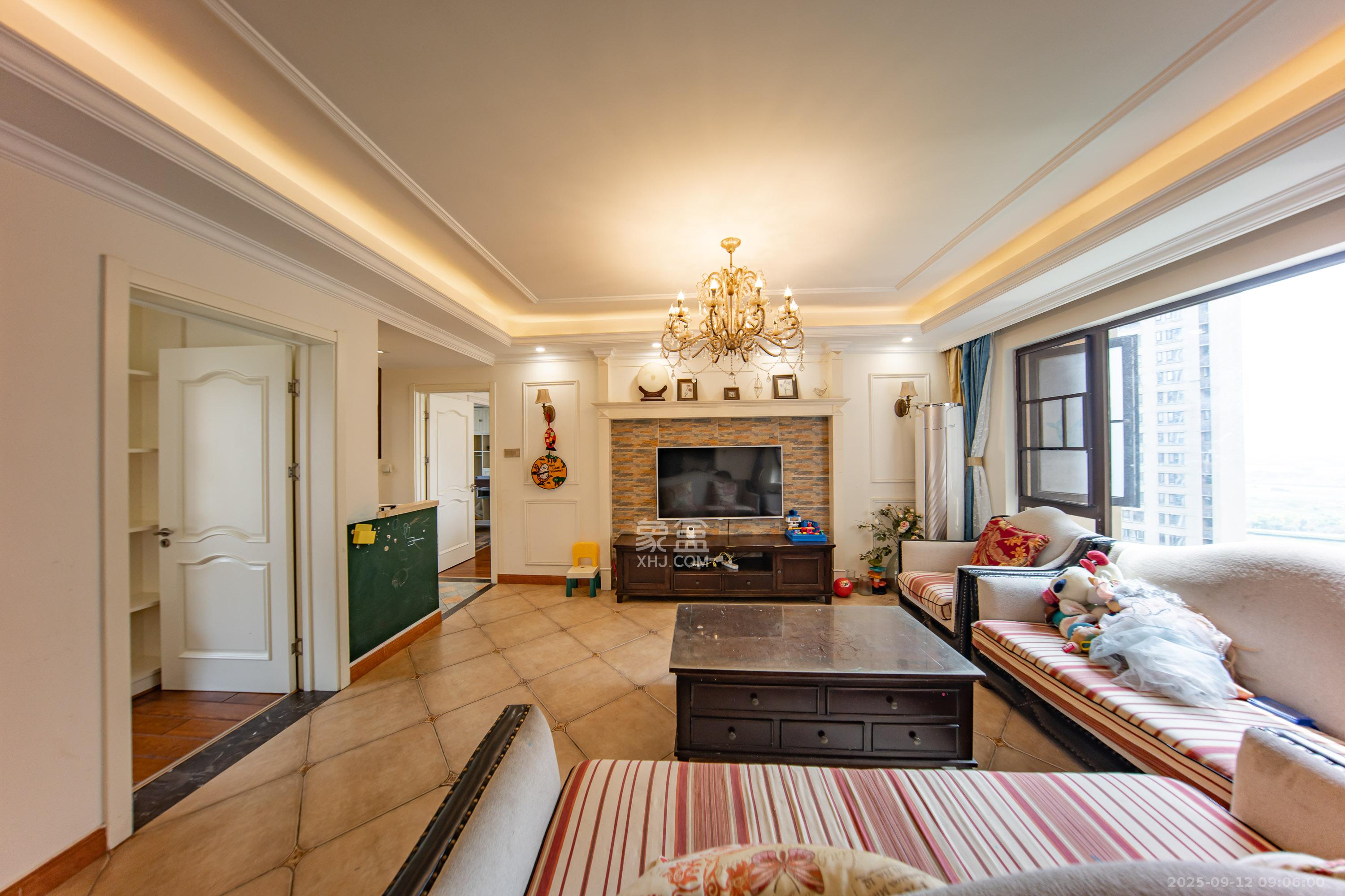 华润橡树湾 3室2厅2卫 95.98万 华润橡树湾 3室2厅2卫 95.98万客厅