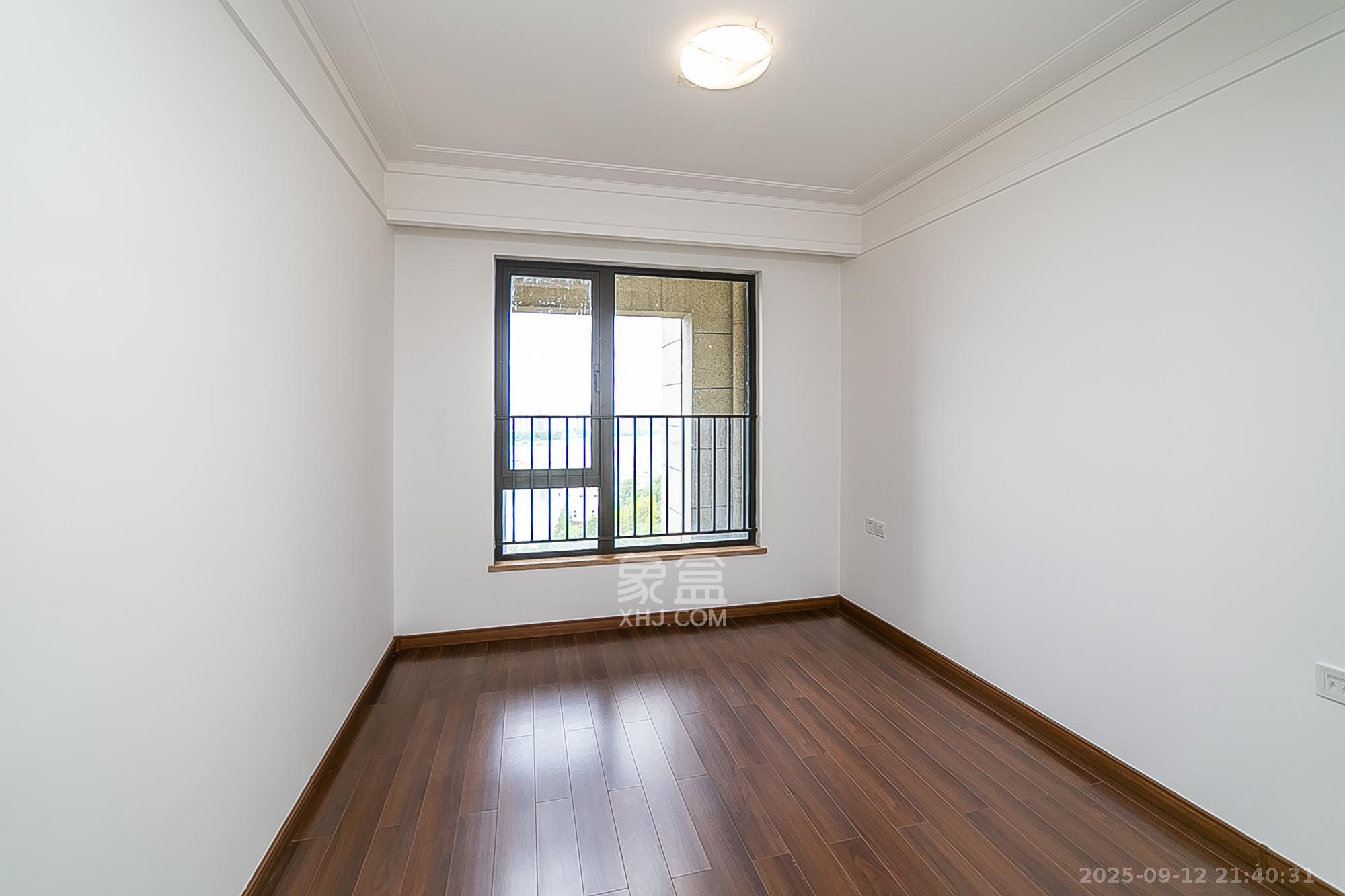 万科紫台  3室2厅2卫    265.0万卧室