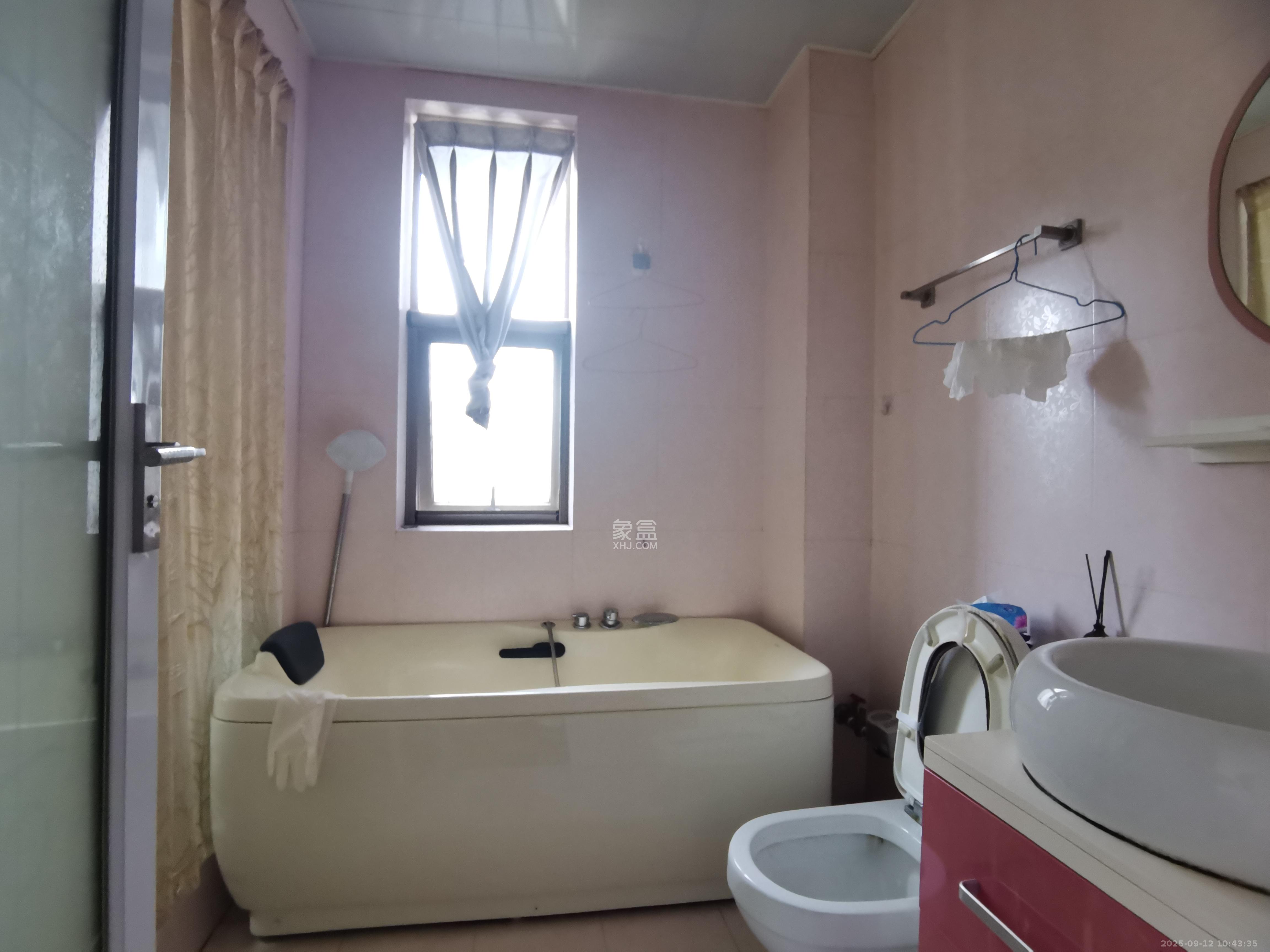 岳泰理想城  1室2厅1卫    2500.0元/月室内图