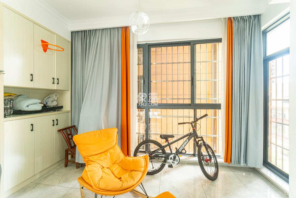 紫华郡  4室2厅2卫    79.8万 紫华郡  4室2厅2卫    79.8万阳台