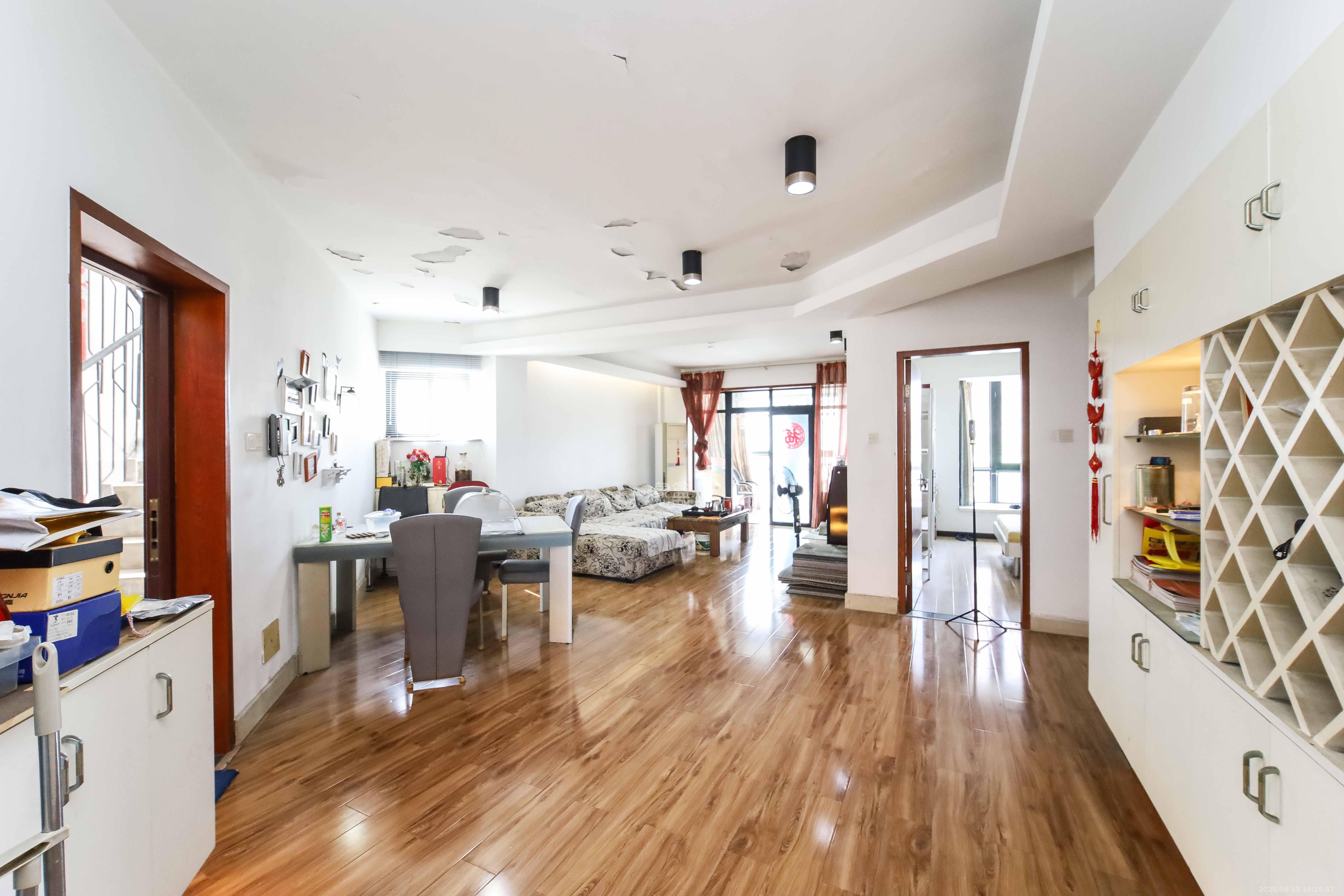 浏阳河畔家园  3室2厅2卫    88.0万客厅