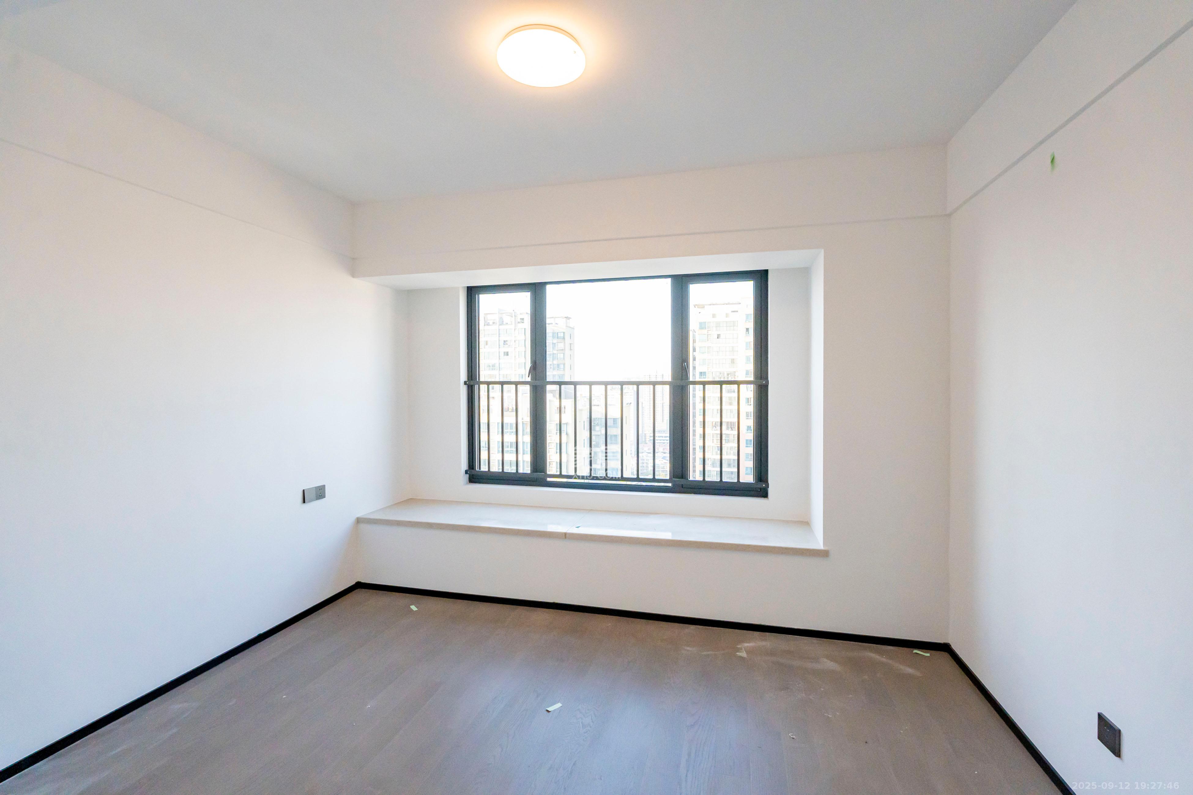 万科半岛国际  4室2厅1卫    215.0万卧室