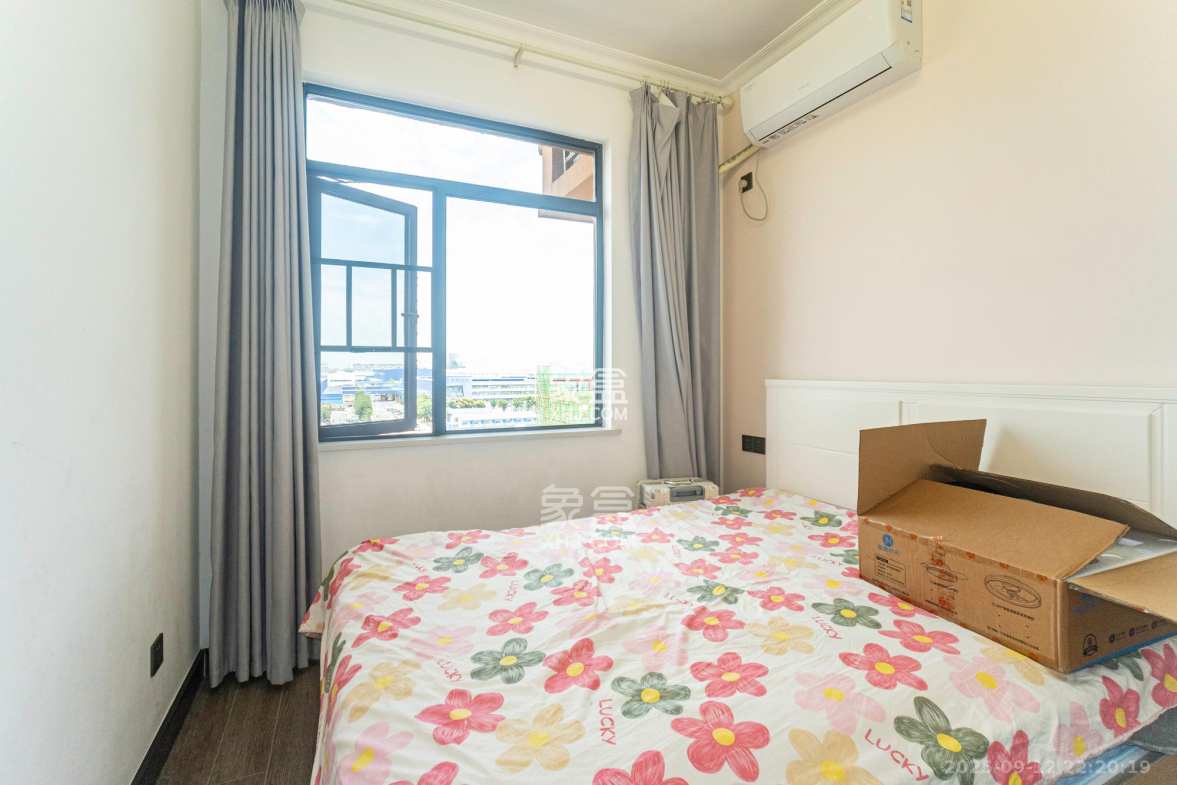 紫华郡  4室2厅2卫    79.8万 紫华郡  4室2厅2卫    79.8万卧室