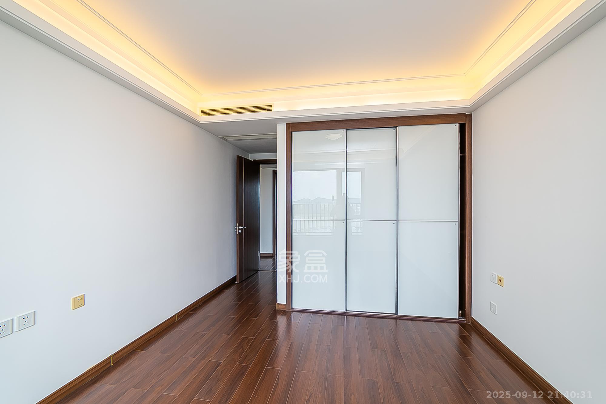 万科紫台  3室2厅2卫    265.0万卧室