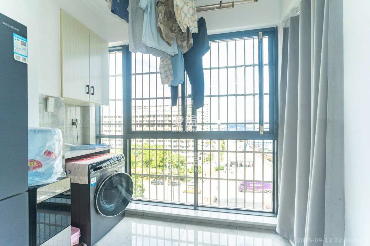 紫华郡  4室2厅2卫    79.8万 紫华郡  4室2厅2卫    79.8万阳台