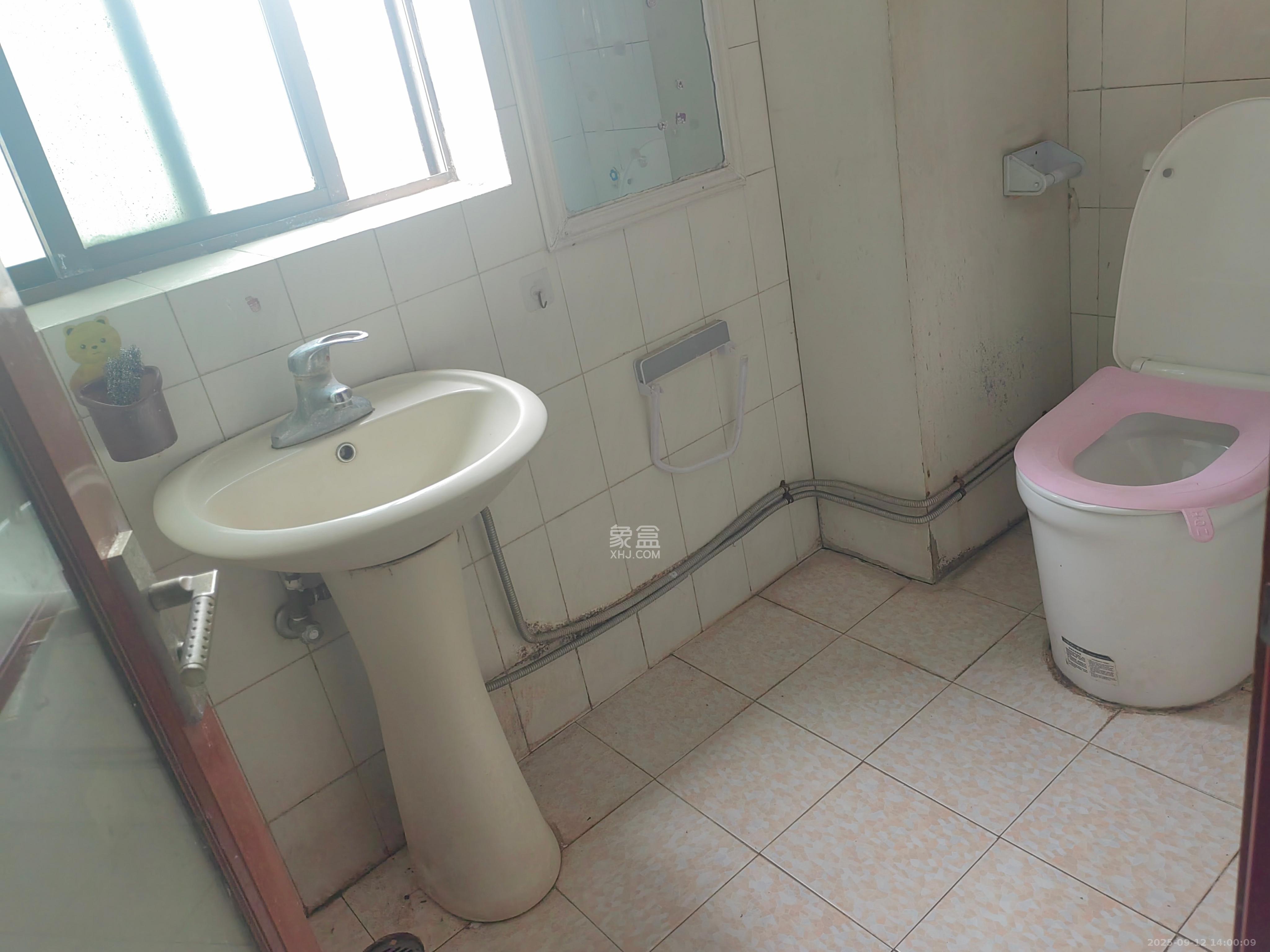 芙蓉广场农行单位宿舍 2室1厅1卫 2400.0元/月 芙蓉广场农行单位宿舍 2室1厅1卫 2400.0元/月室内图