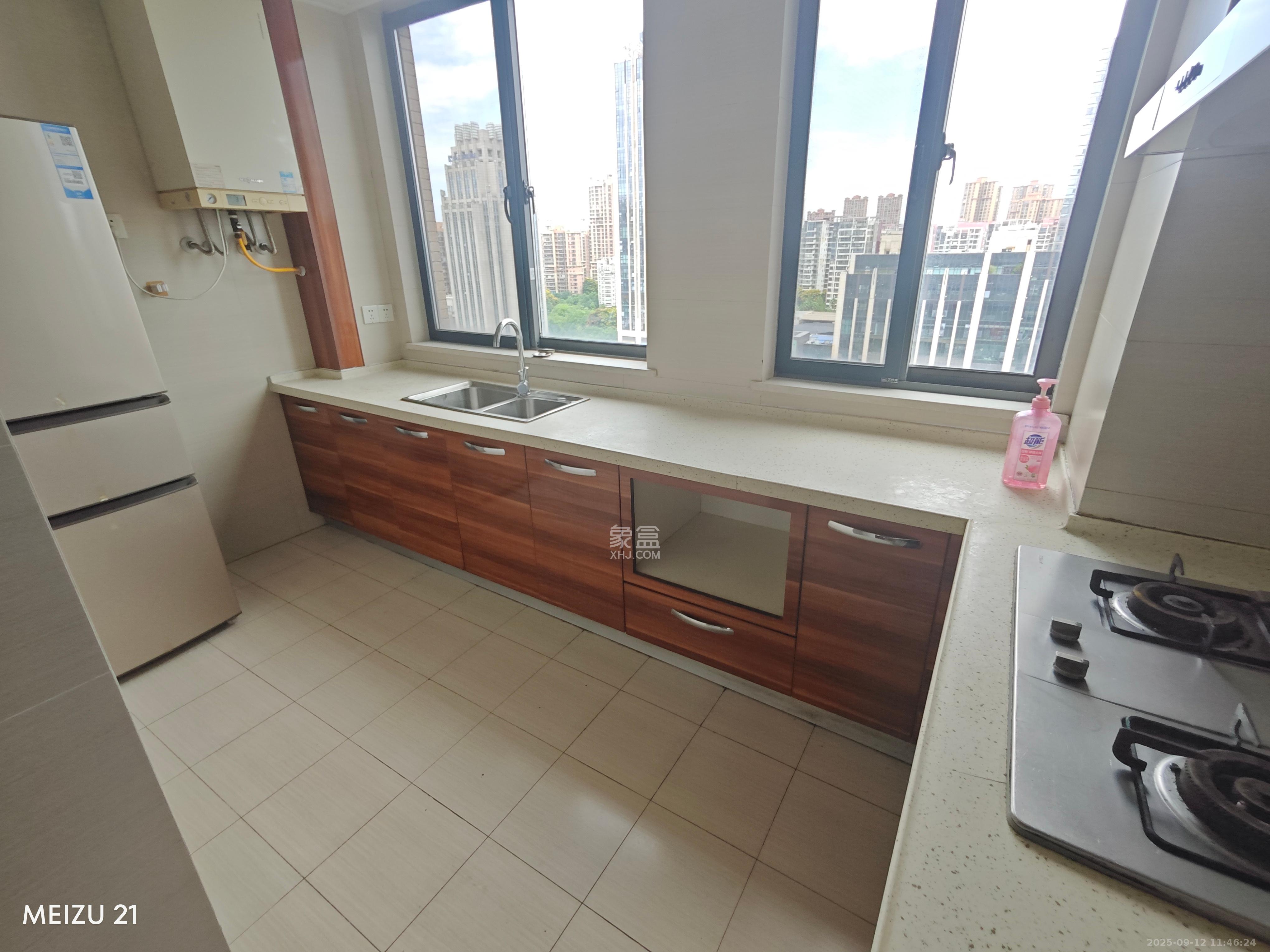 龙湾1号公馆 3室2厅1卫 2400.0元/月 龙湾1号公馆 3室2厅1卫 2400.0元/月室内图