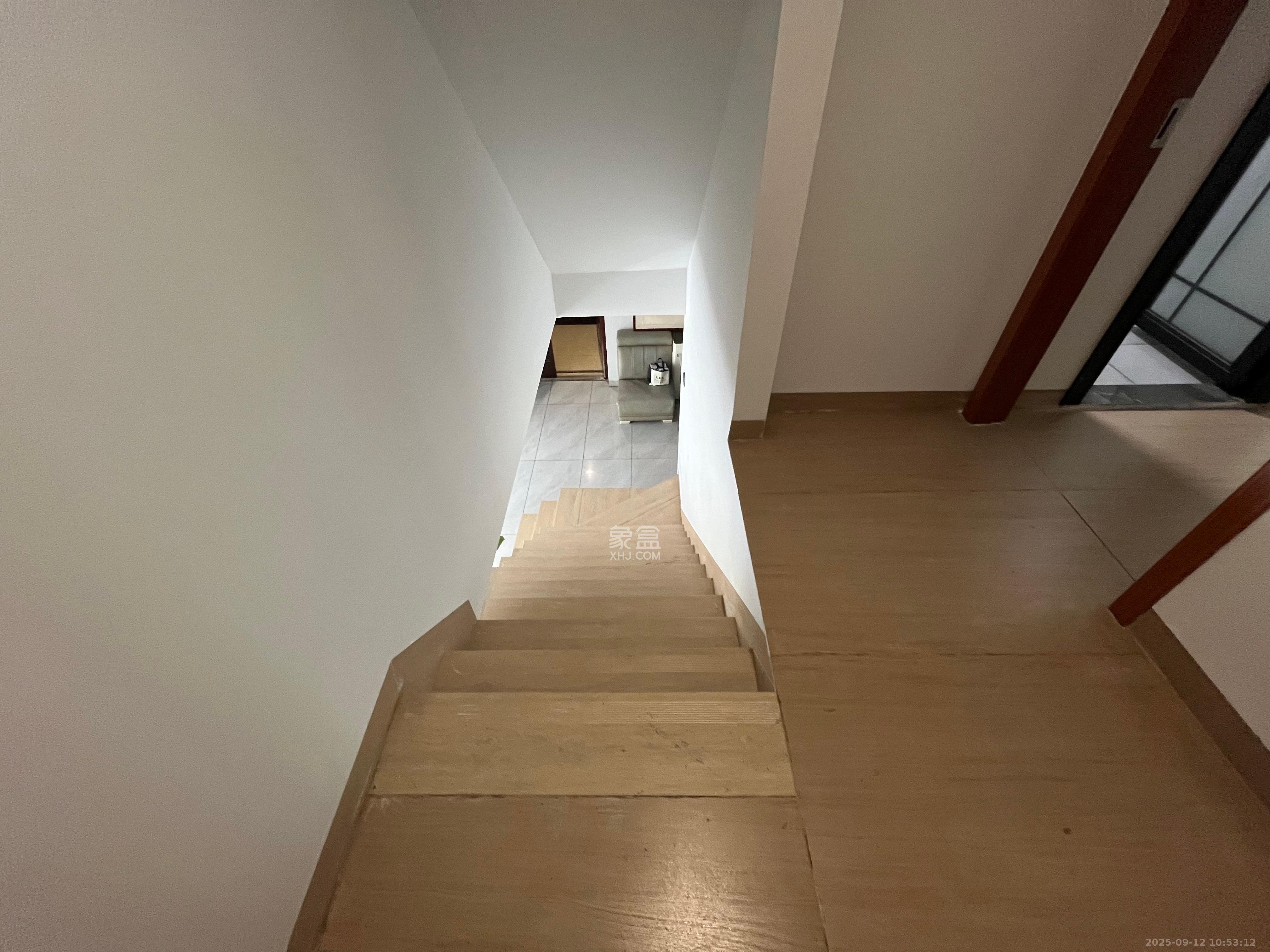 金辉优步花园  4室2厅2卫    1300.0元/月室内图