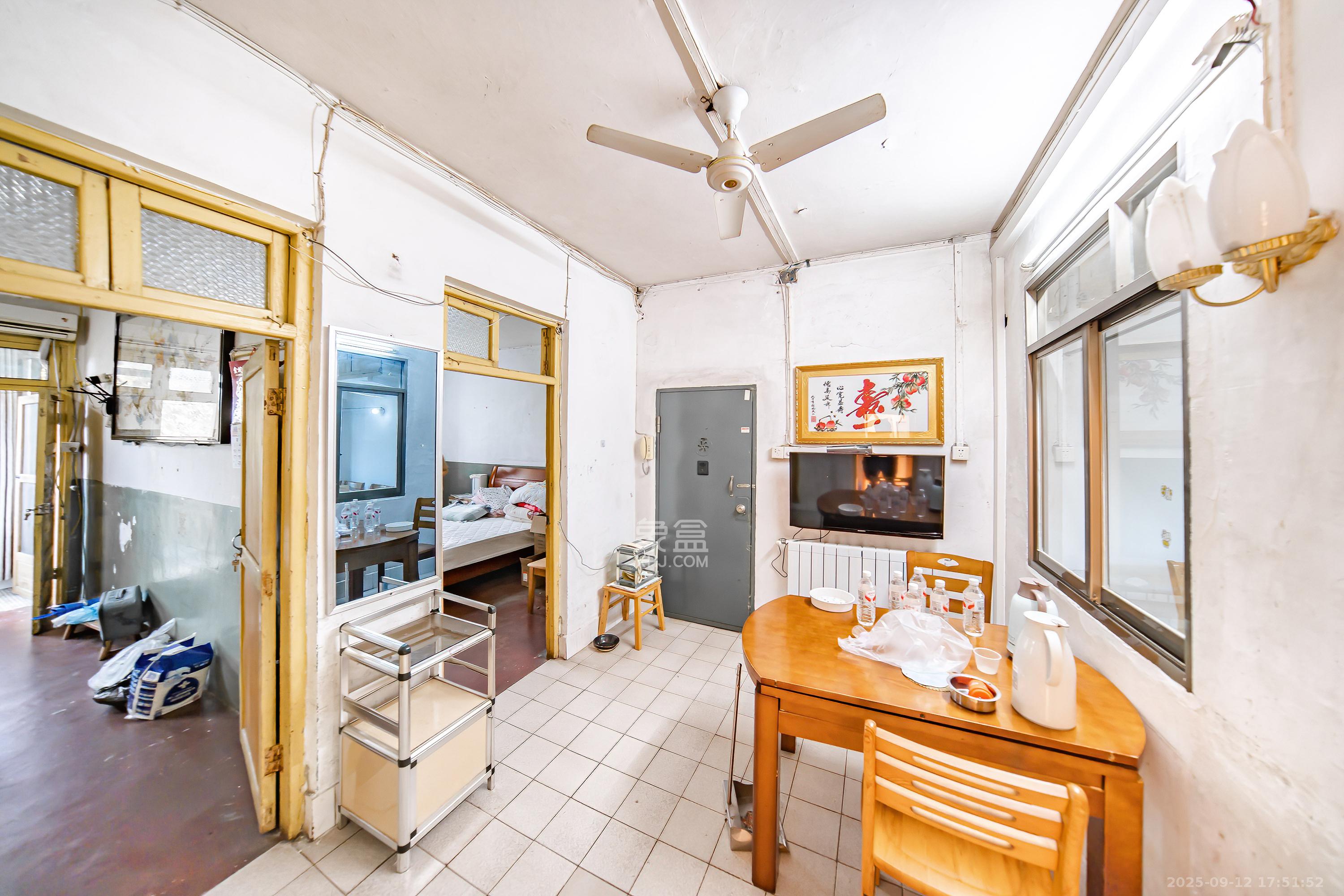 湖南大学红叶楼 3室1厅1卫 77.0万 湖南大学红叶楼 3室1厅1卫 77.0万客厅