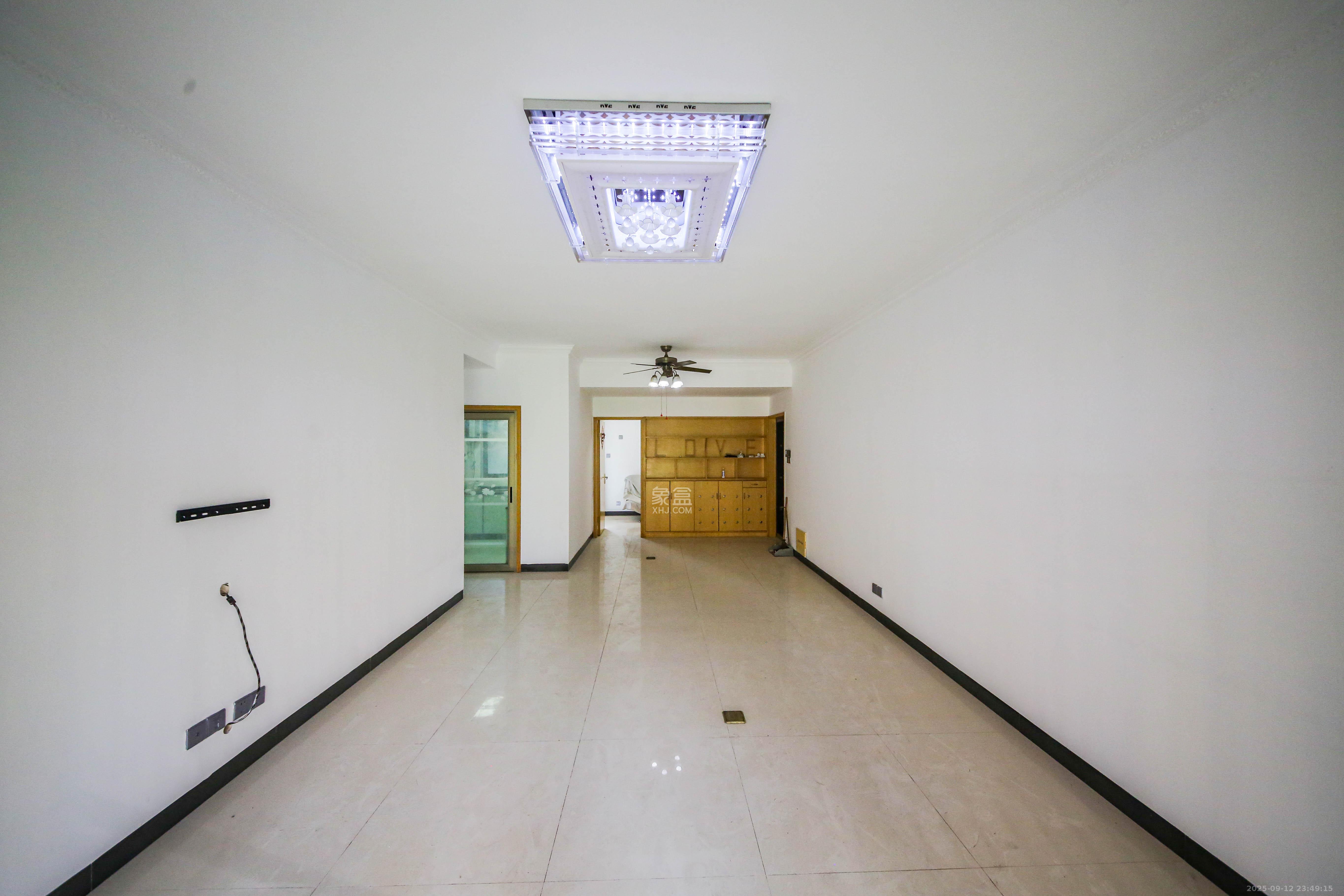 康斯丹郡(融程领秀佳园) 3室2厅1卫 65.8万 康斯丹郡(融程领秀佳园) 3室2厅1卫 65.8万客厅