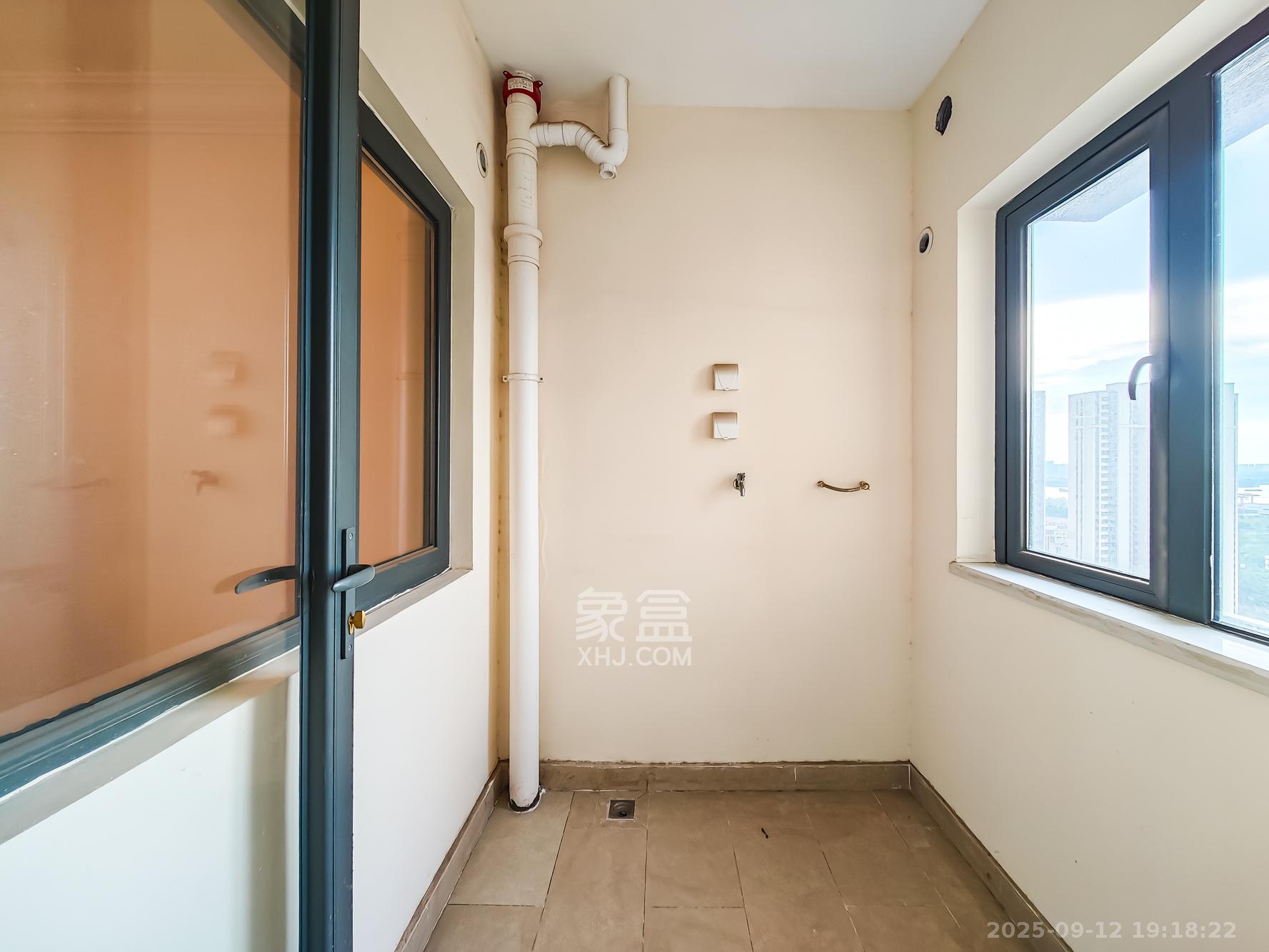 恒大御景天下城一期 4室2厅2卫 93.0万 恒大御景天下城一期 4室2厅2卫 93.0万阳台