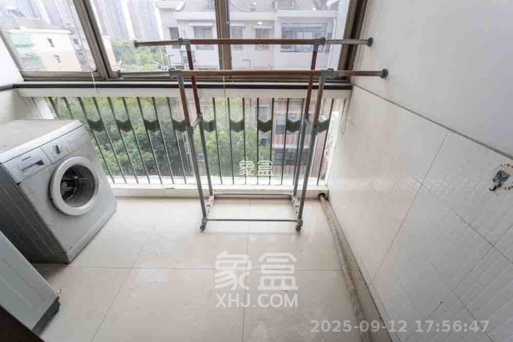 芙蓉公寓  4室2厅2卫    2500.0元/月室内图