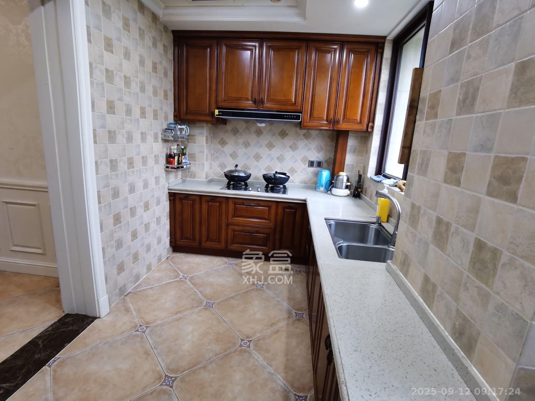 欧莱雅郡  4室2厅2卫    3400.0元/月室内图