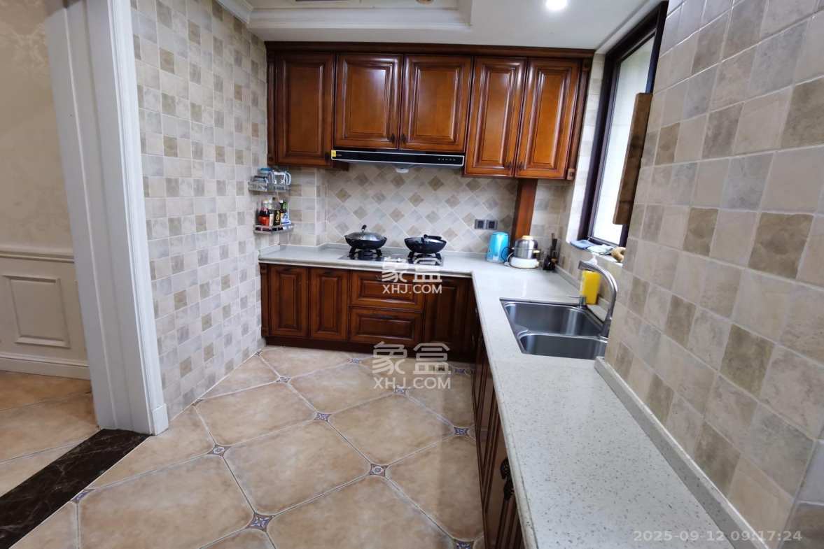 欧莱雅郡 4室2厅2卫 3400.0元/月 欧莱雅郡 4室2厅2卫 3400.0元/月室内图