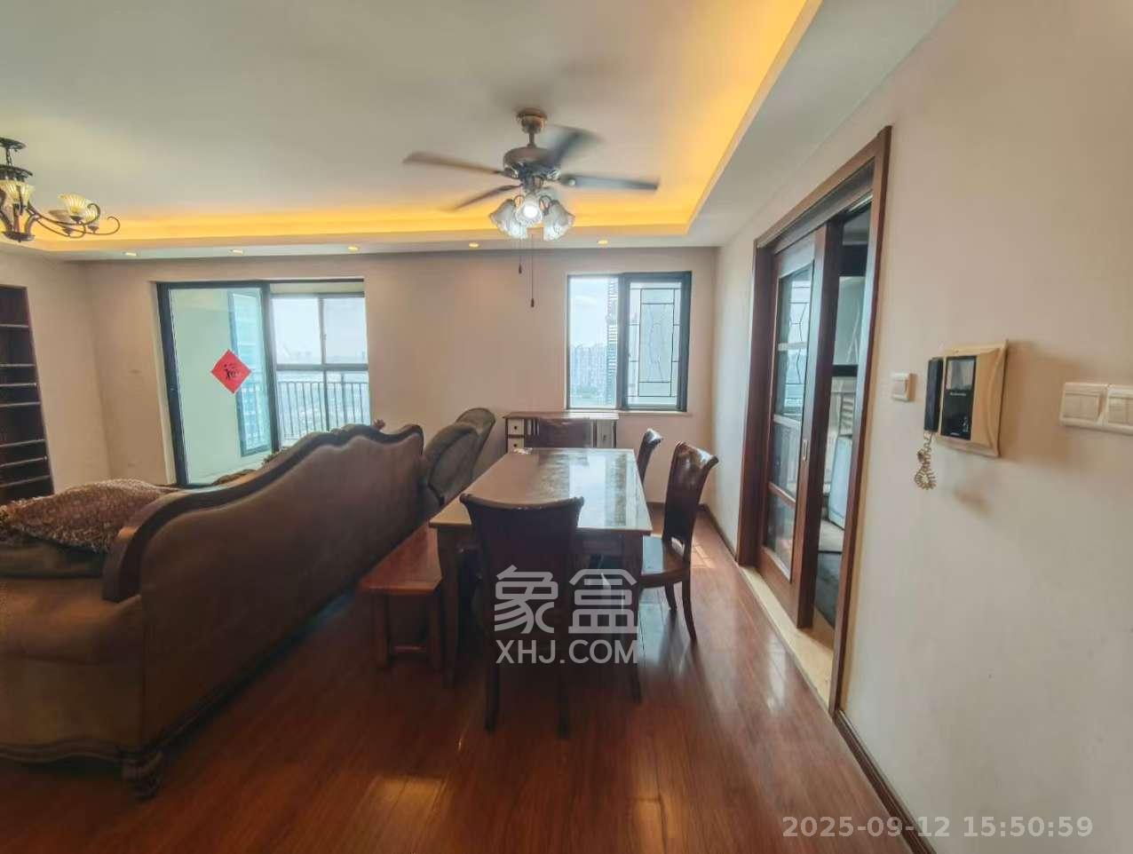 万科城  4室2厅2卫    3200.0元/月室内图