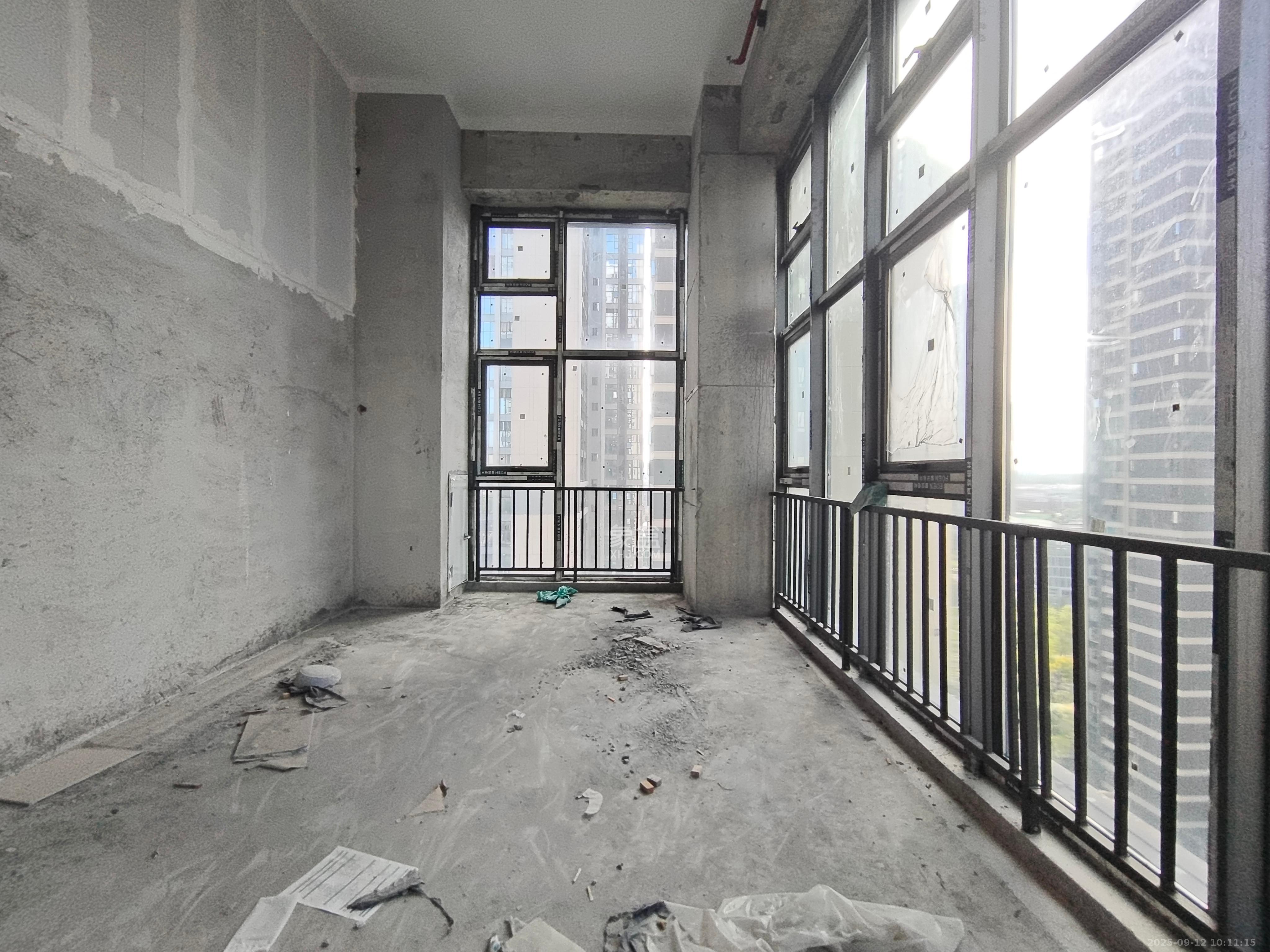 绿地V岛  1室1厅1卫    1500.0元/月室内图