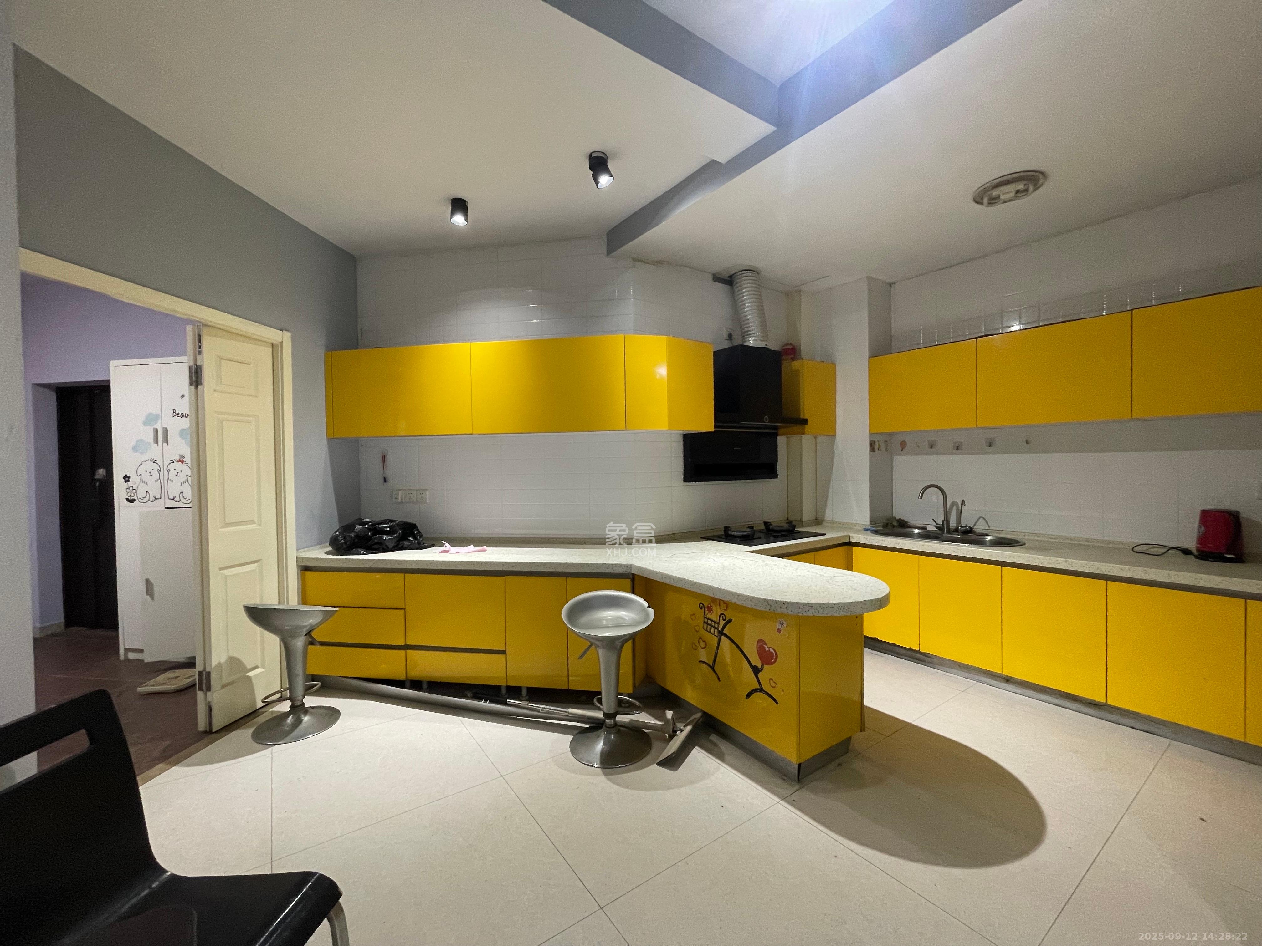 藏珑湖上国际花园  1室2厅2卫    3280.0元/月室内图