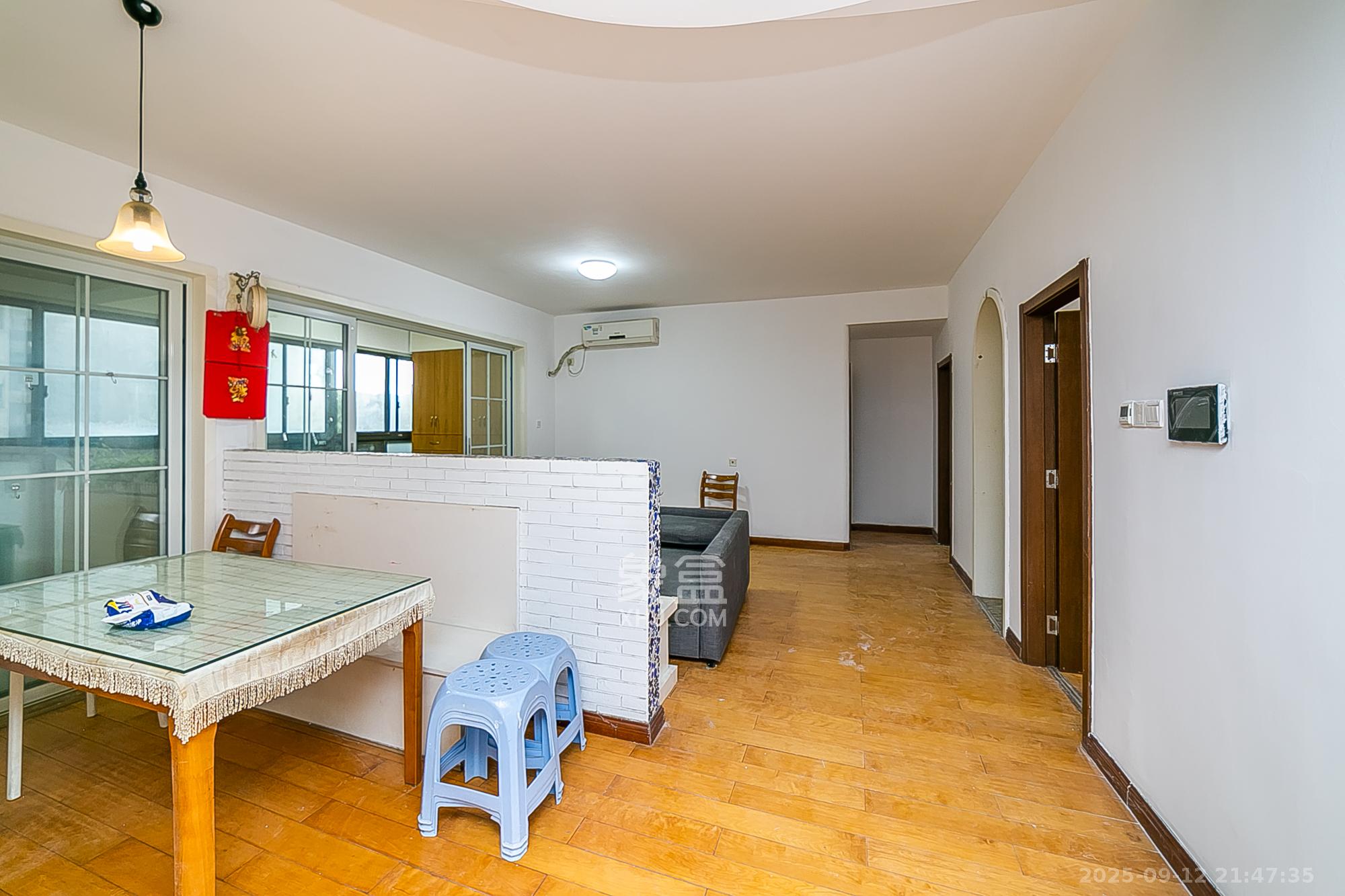 通用时代国际社区 3室2厅2卫 120.0万 通用时代国际社区 3室2厅2卫 120.0万客厅