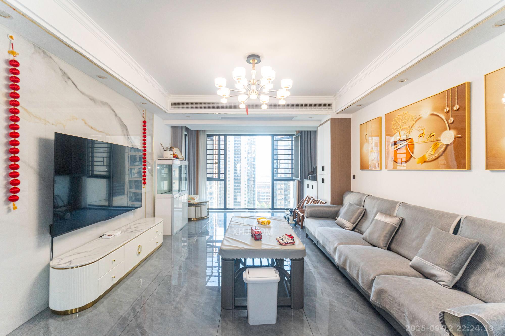 日盛湖湘花苑  3室2厅2卫    95.0万 日盛湖湘花苑  3室2厅2卫    95.0万客厅