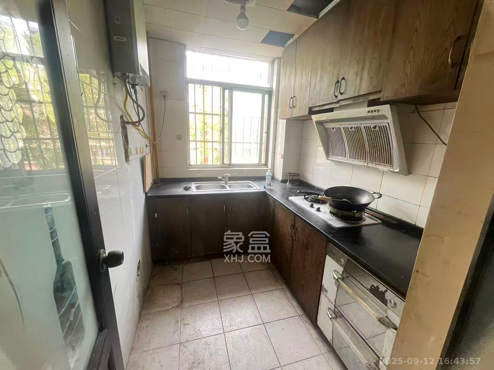 新星小区 3室2厅2卫 1700.0元/月 新星小区 3室2厅2卫 1700.0元/月室内图