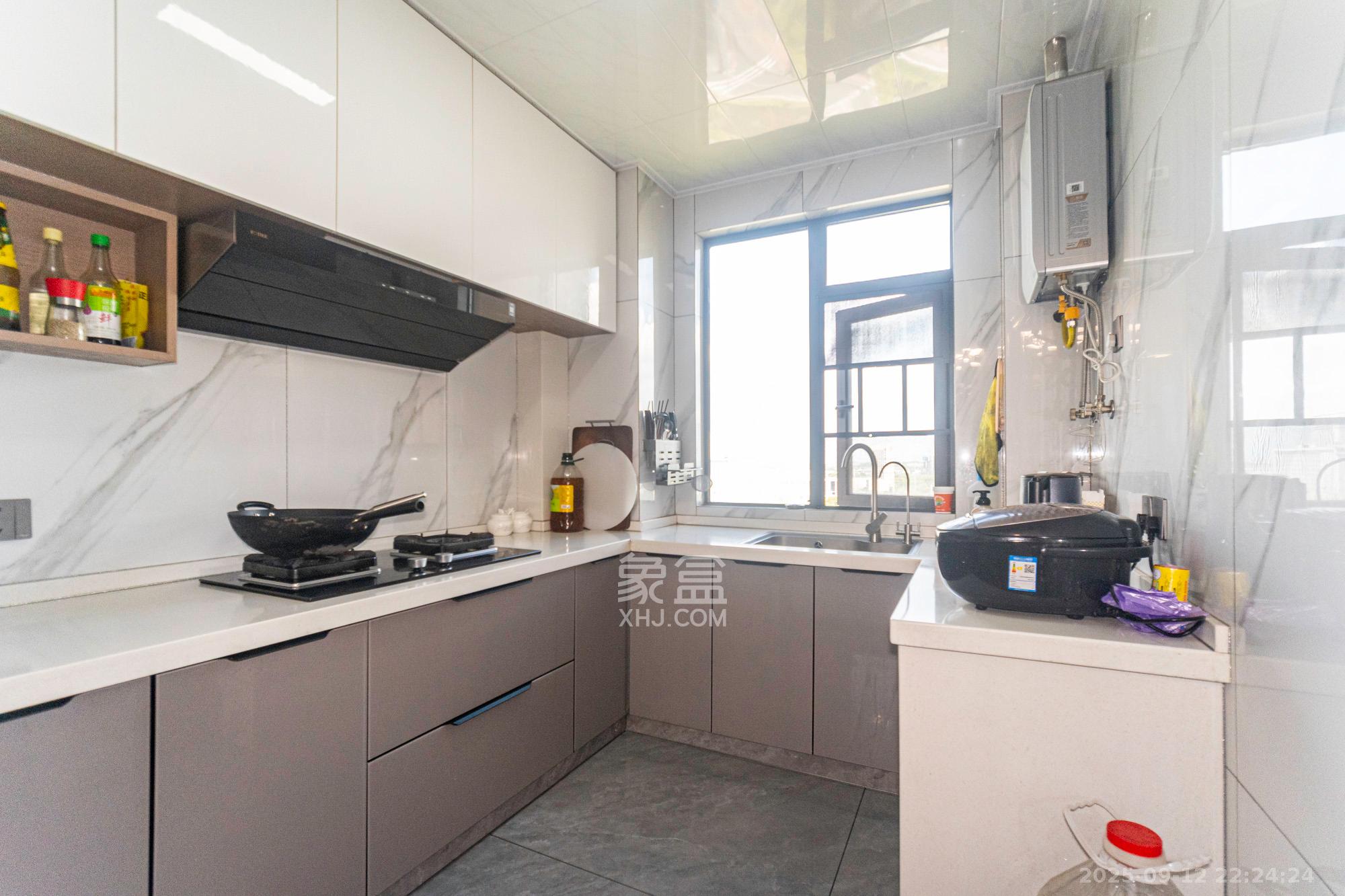 日盛湖湘花苑  3室2厅2卫    95.0万 日盛湖湘花苑  3室2厅2卫    95.0万厨房