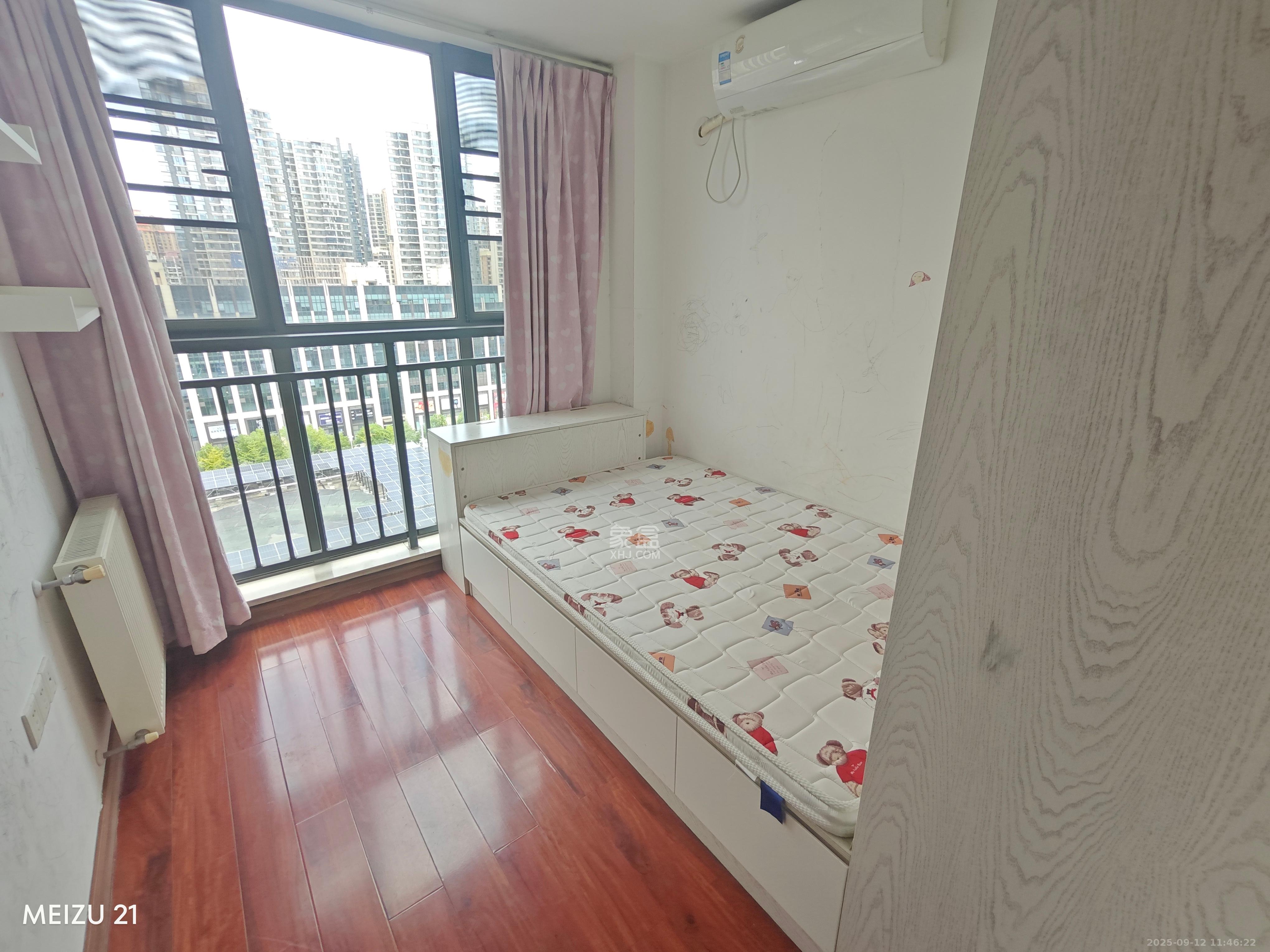 龙湾1号公馆 3室2厅1卫 2400.0元/月 龙湾1号公馆 3室2厅1卫 2400.0元/月室内图