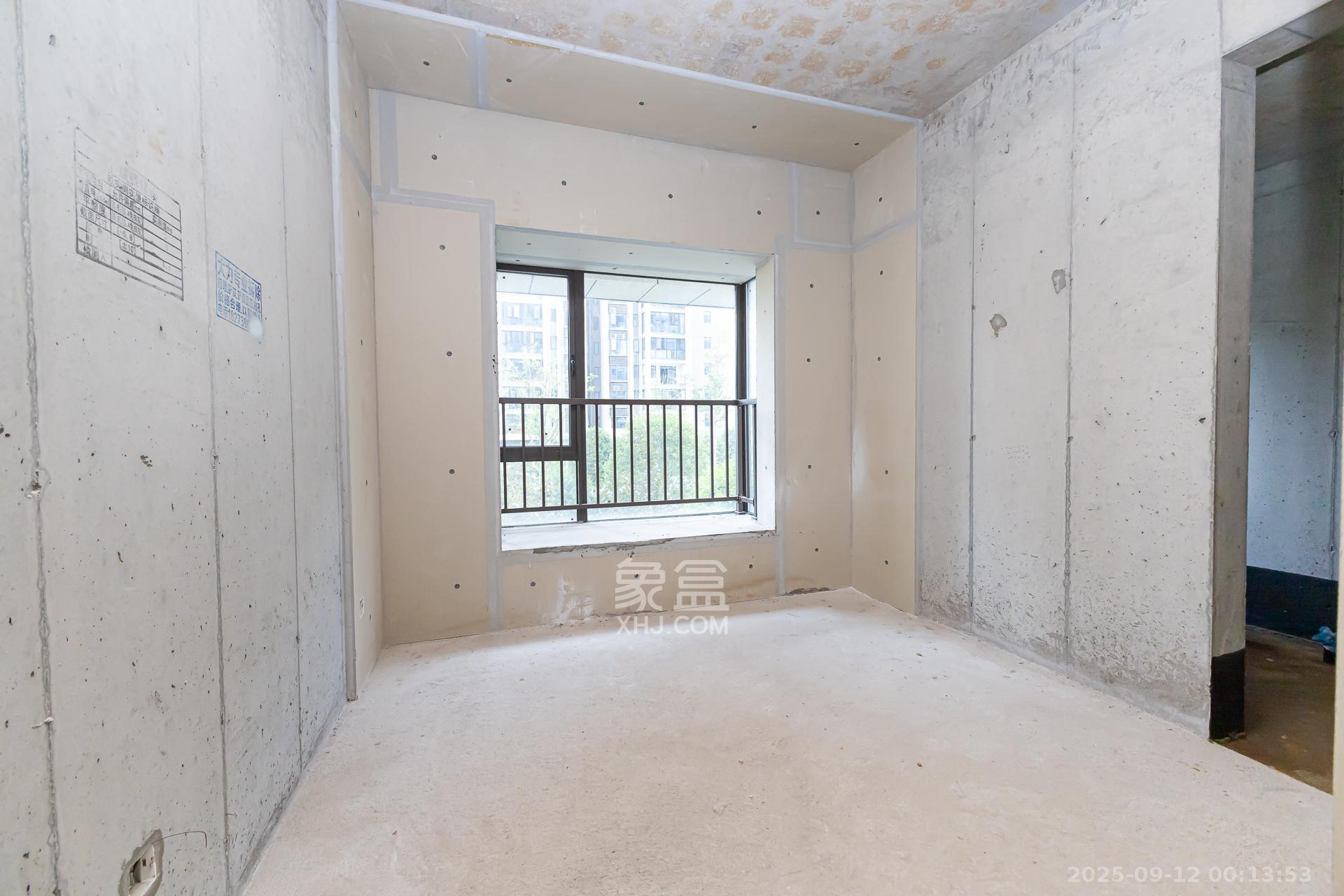 润和湘江天地E区  4室2厅3卫    155.0万卧室