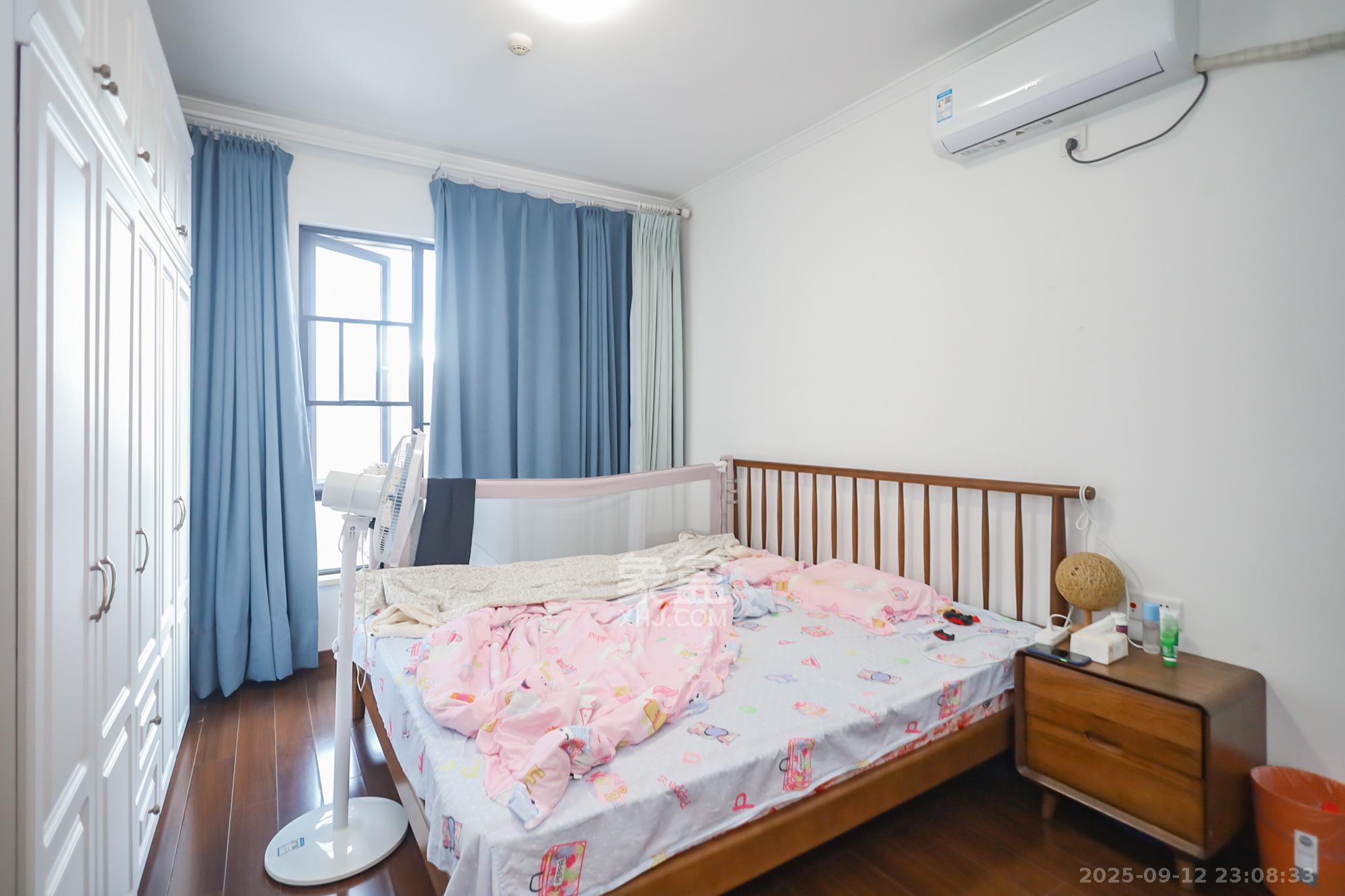 万科里金域国际  4室2厅2卫    246.0万卧室