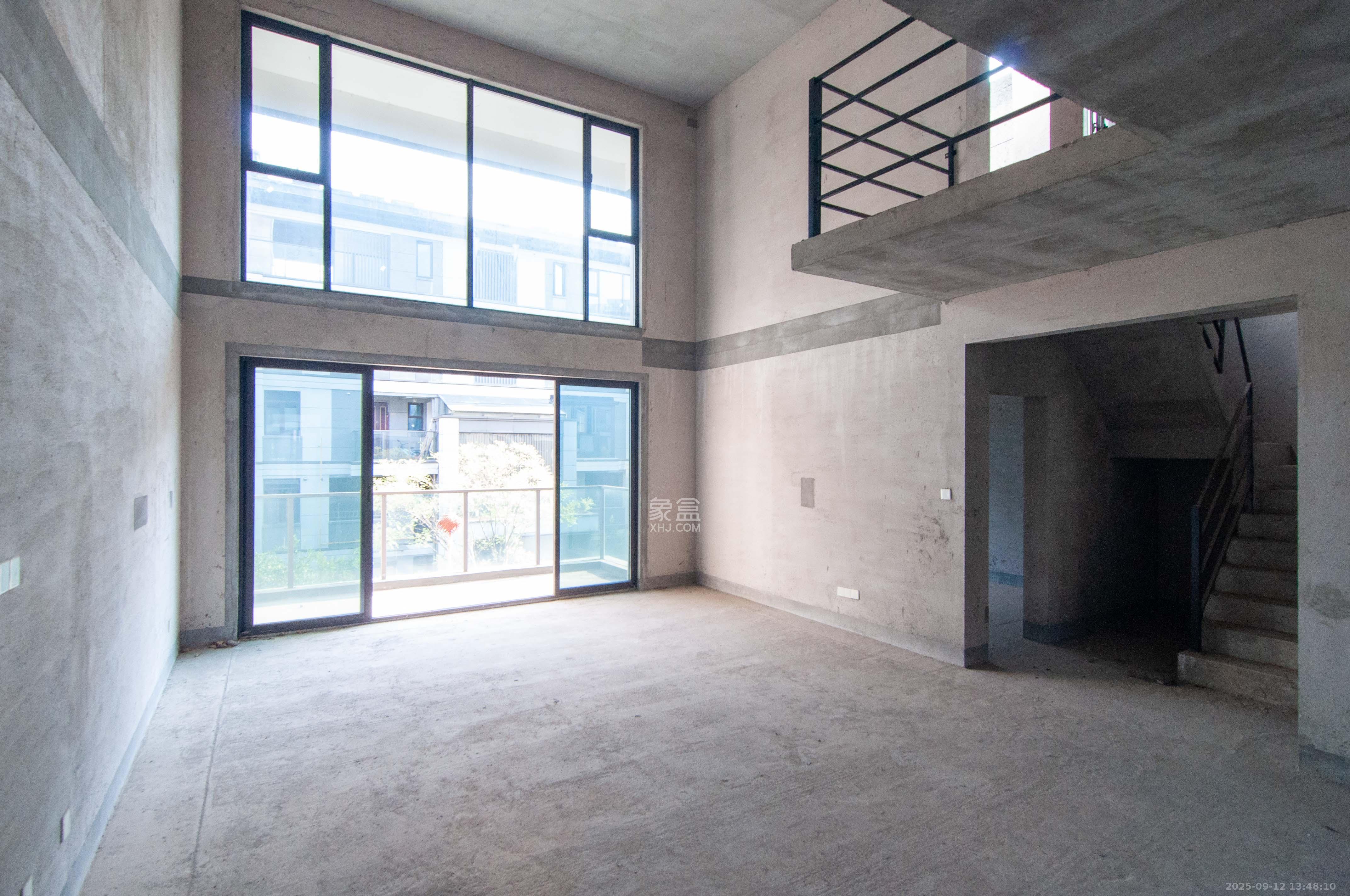 祥源森林之光  5室2厅3卫    300.0万 祥源森林之光  5室2厅3卫    300.0万客厅