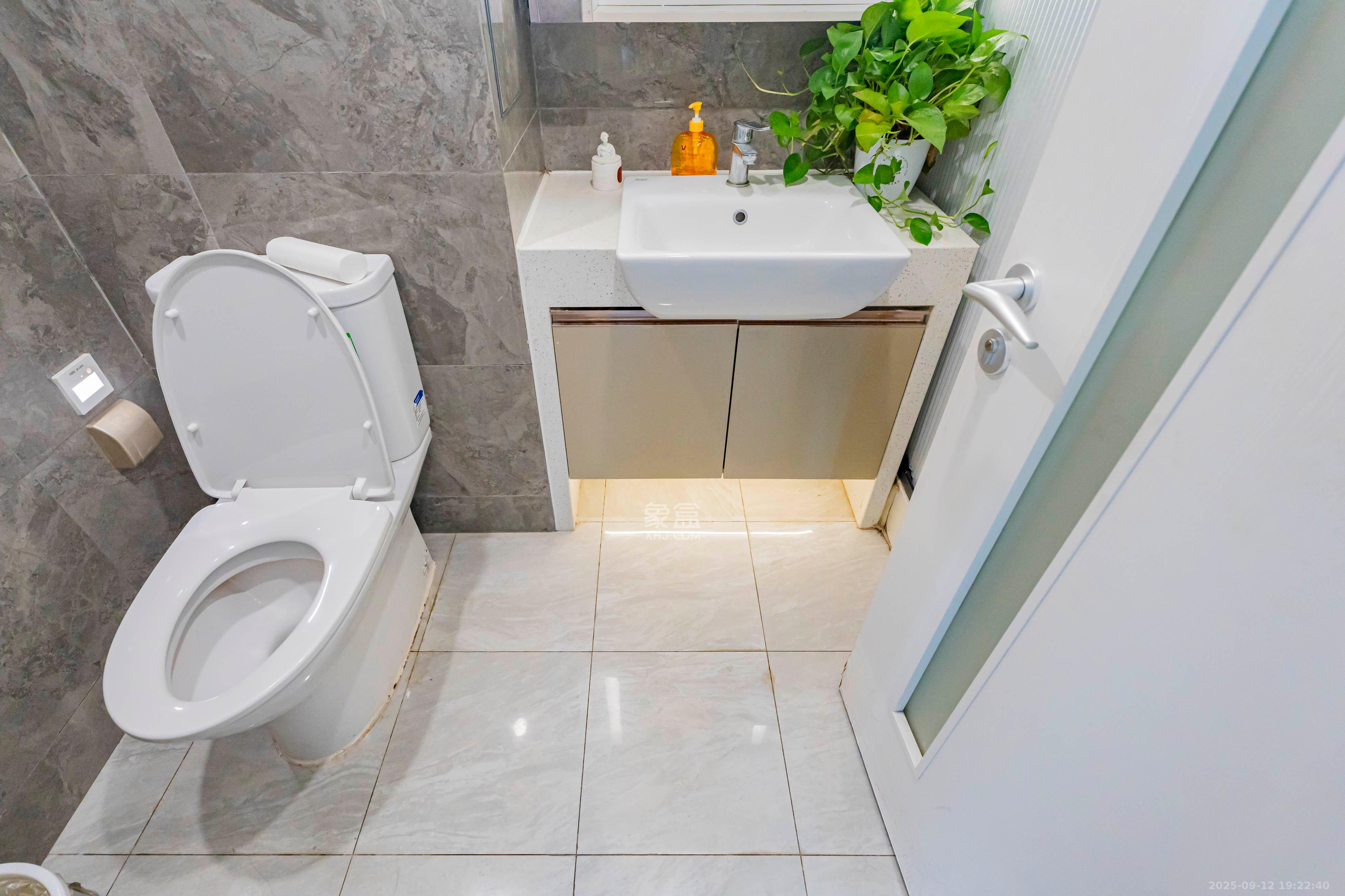 华远华时代  4室2厅2卫    110.0万卫生间