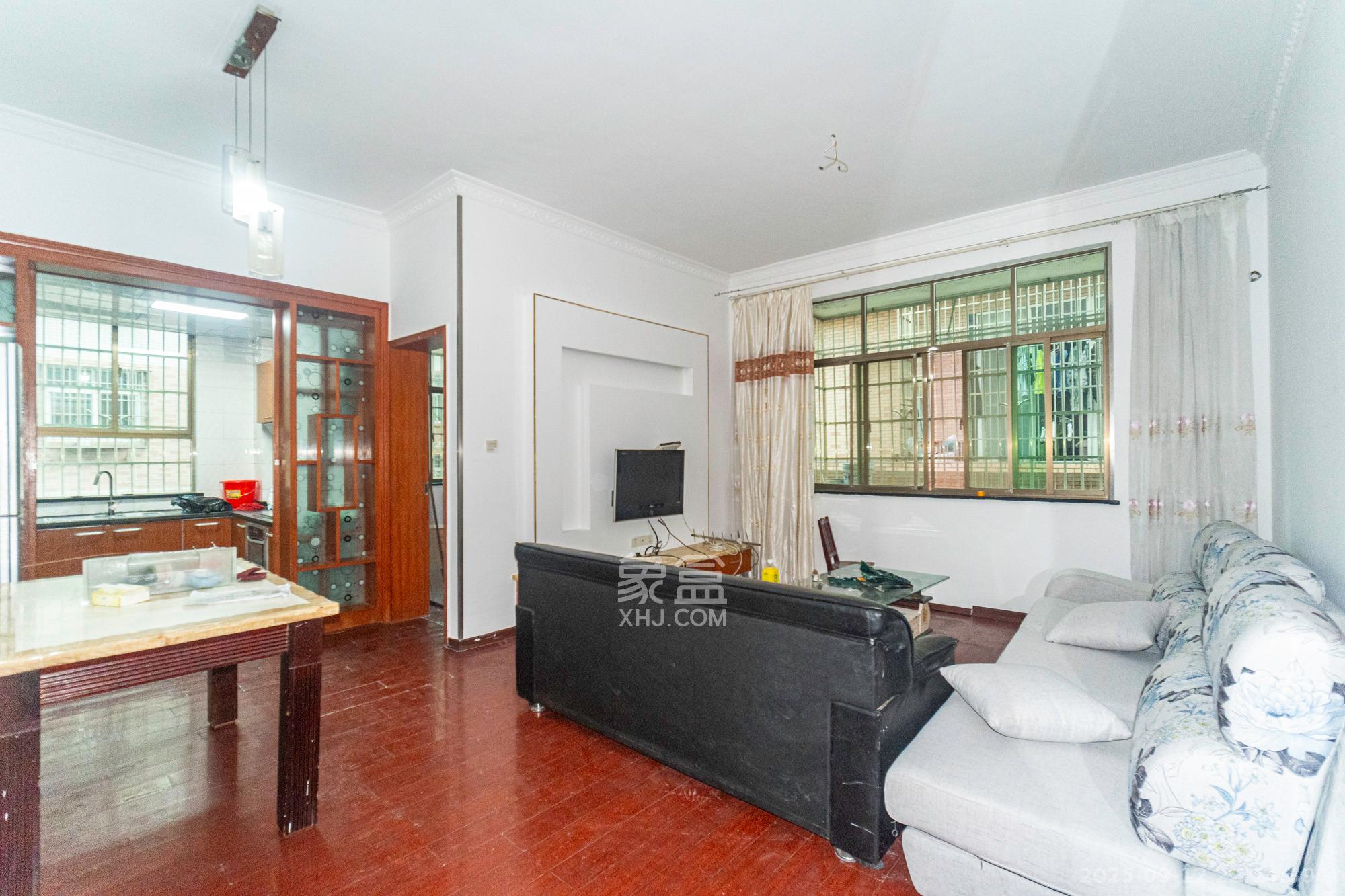 城东安置区(星城社区) 3室2厅2卫 45.0万 城东安置区(星城社区) 3室2厅2卫 45.0万客厅