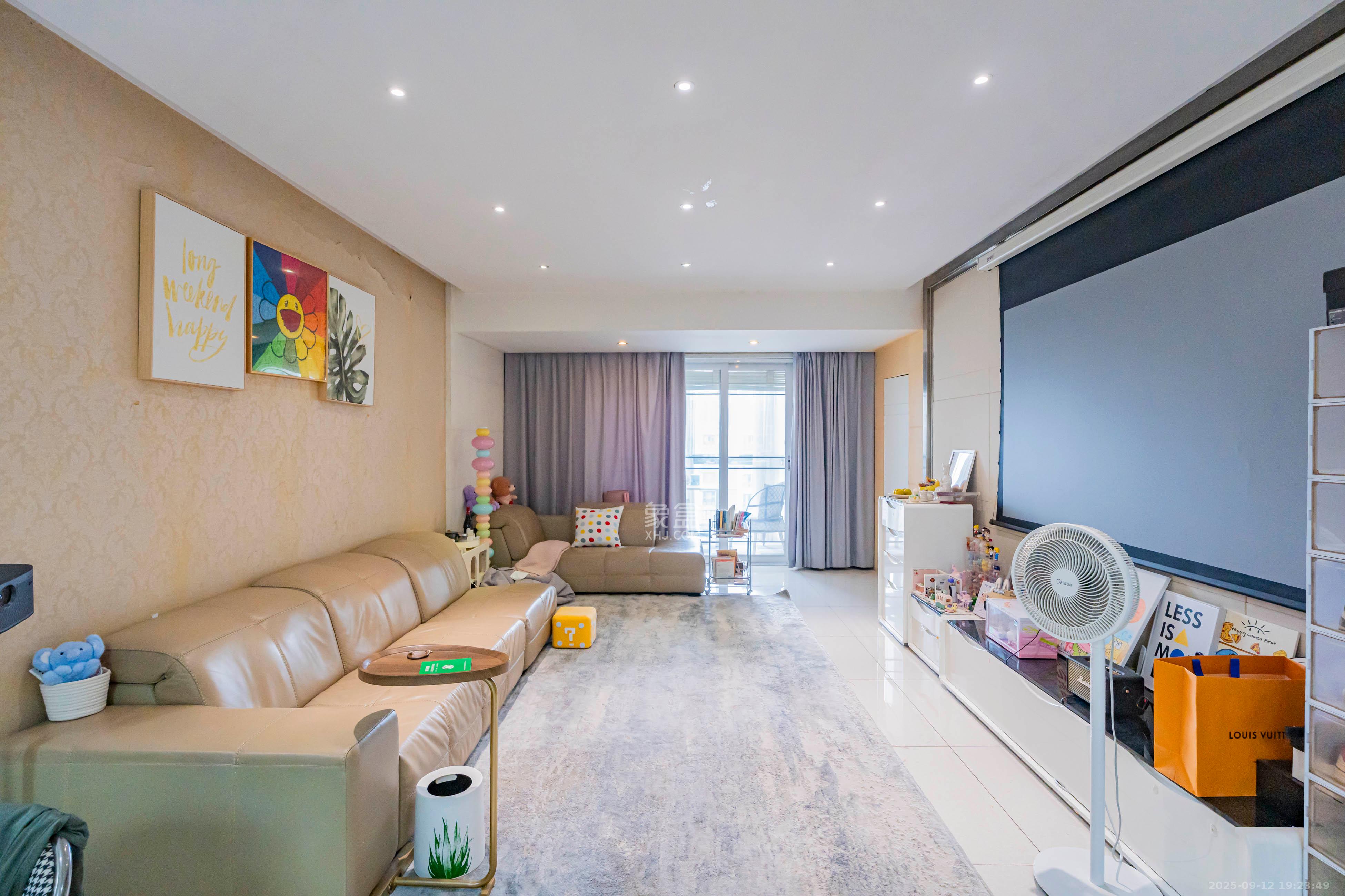 华盛新外滩 3室2厅1卫 176.0万 华盛新外滩 3室2厅1卫 176.0万客厅