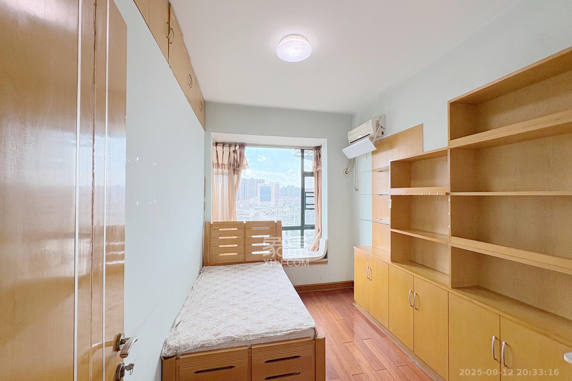 王府花园 3室2厅1卫 165.0万 王府花园 3室2厅1卫 165.0万卧室