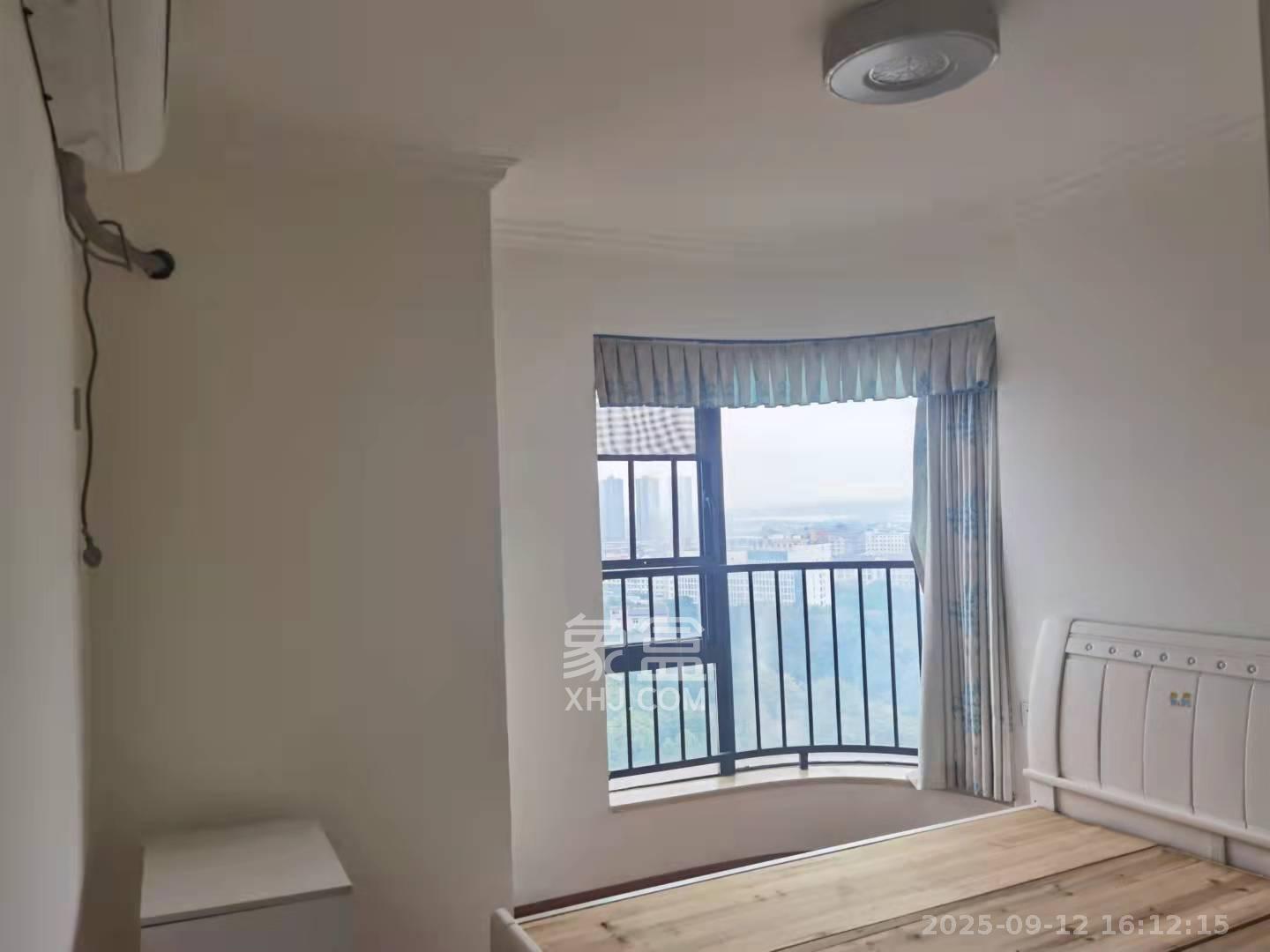 三一街区 4室2厅1卫 2000.0元/月 三一街区 4室2厅1卫 2000.0元/月室内图