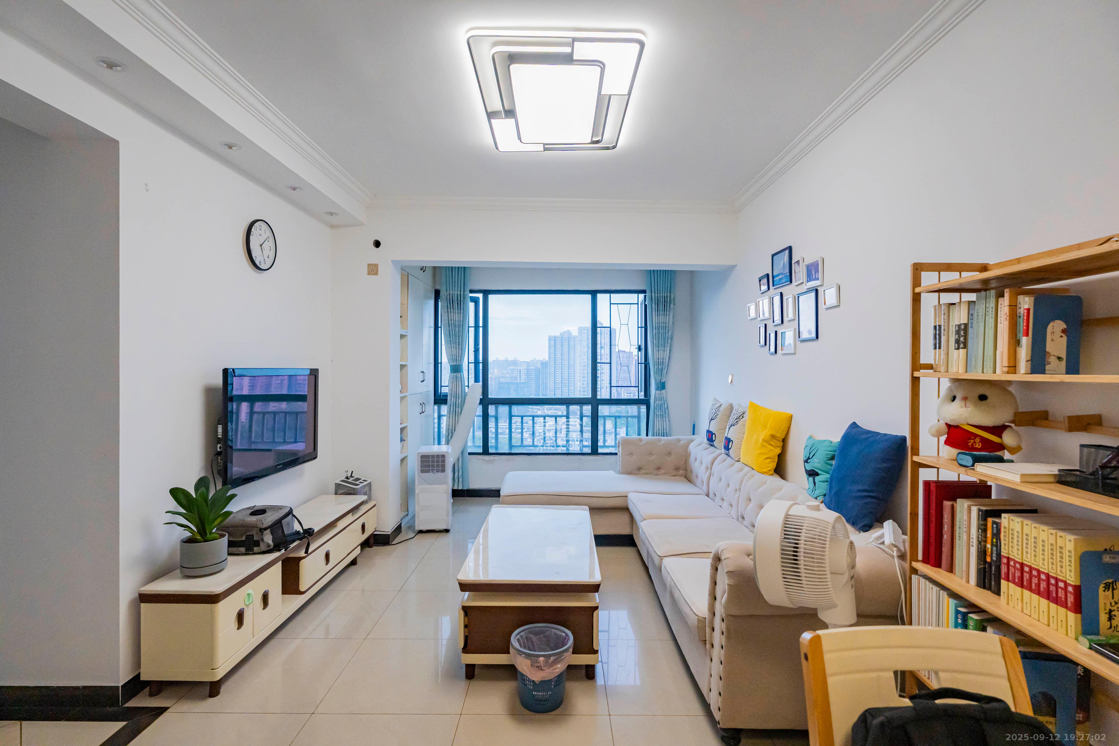 兰亭峰景  2室2厅1卫    66.0万 兰亭峰景  2室2厅1卫    66.0万客厅