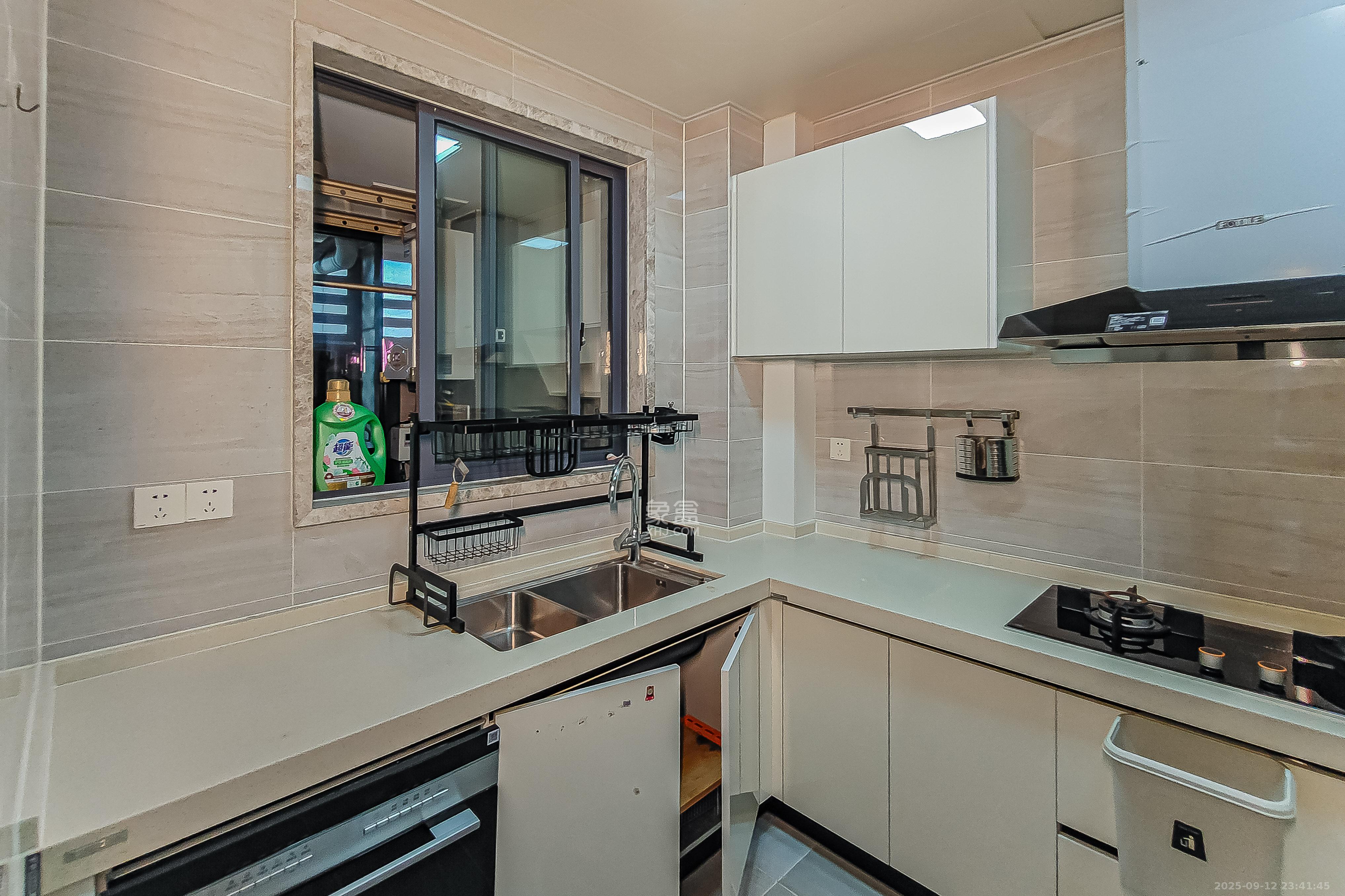 保利国际广场  1室2厅1卫    376.0万 保利国际广场  1室2厅1卫    376.0万厨房