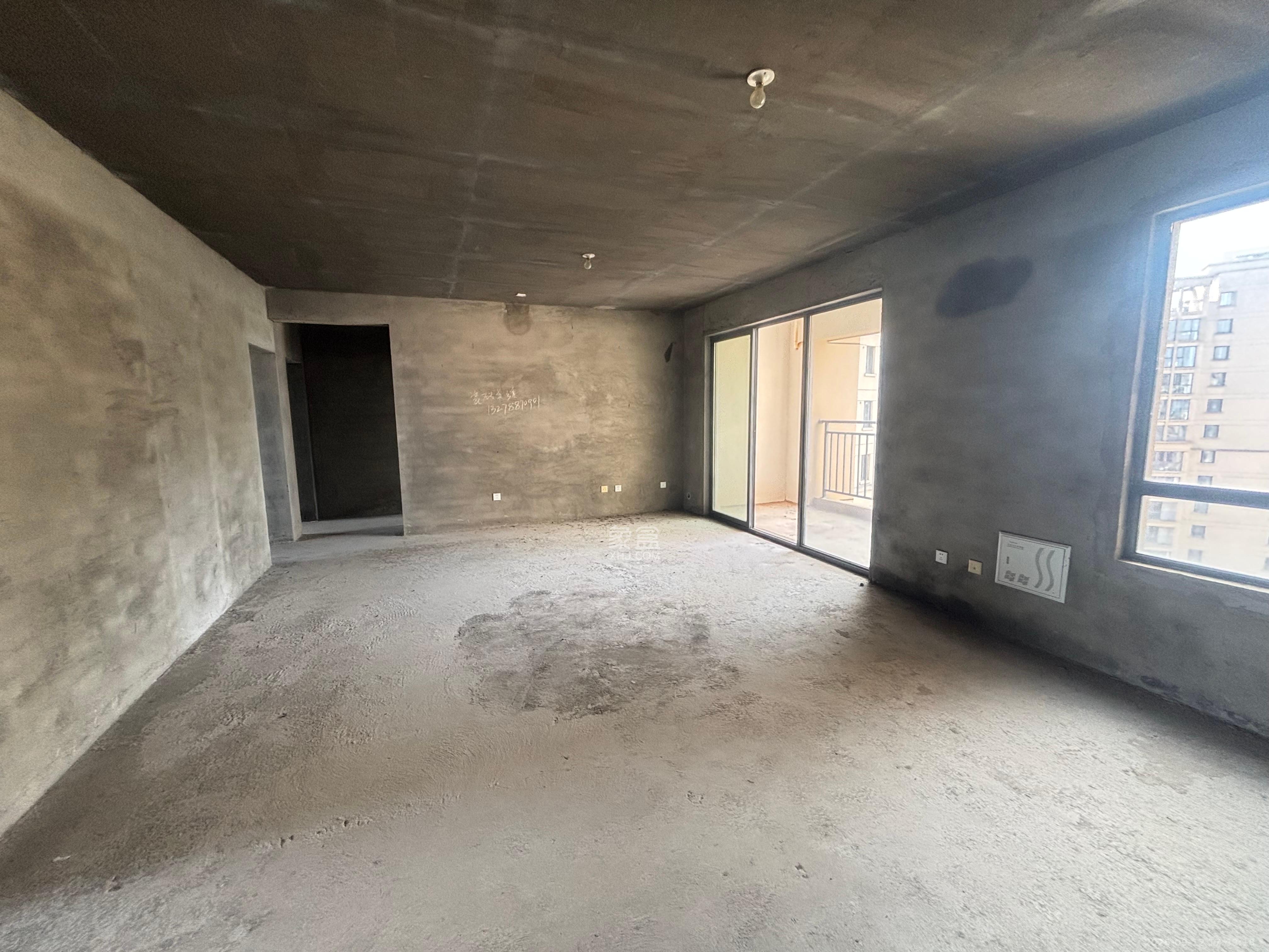 西湖鸿运佳苑  4室2厅2卫    1200.0元/月室内图