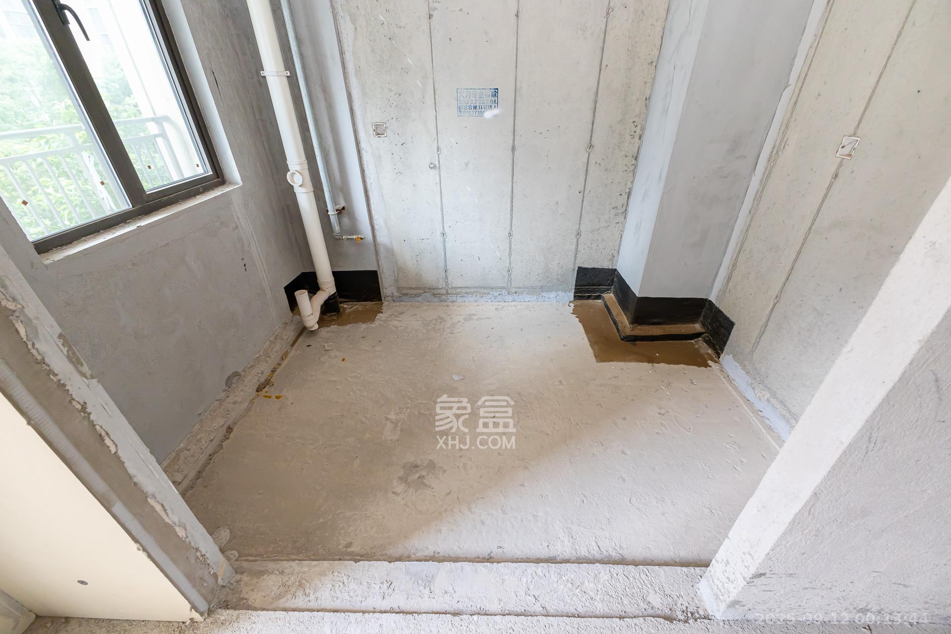 润和湘江天地E区  4室2厅3卫    155.0万厨房