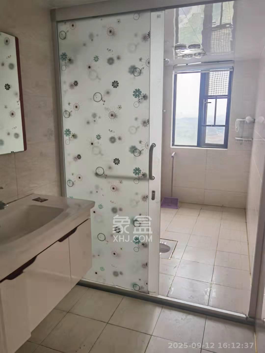 三一街区 4室2厅1卫 2000.0元/月 三一街区 4室2厅1卫 2000.0元/月室内图