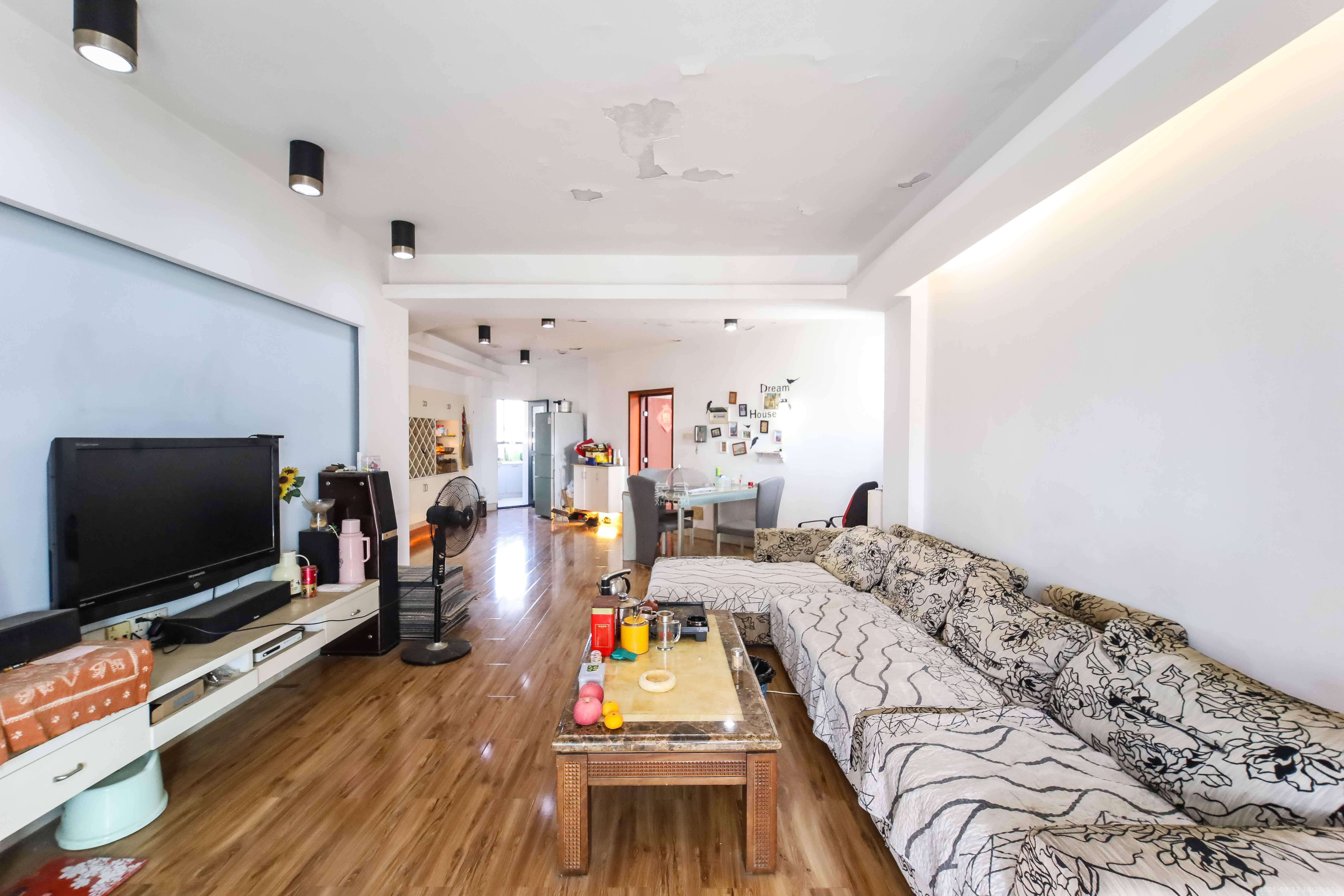 浏阳河畔家园  3室2厅2卫    88.0万客厅