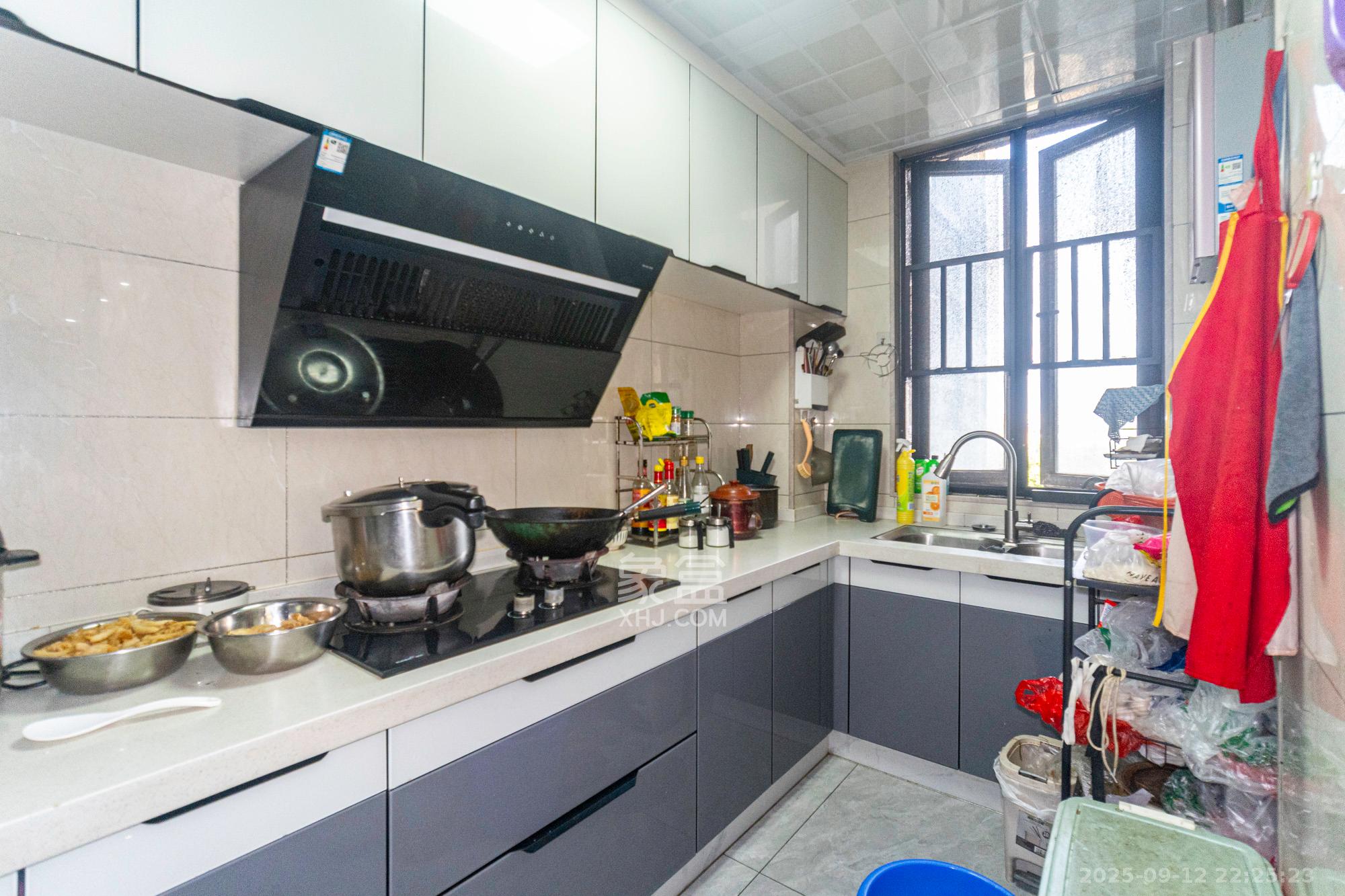 财汇新天地(财汇商务广场) 4室2厅2卫 88.8万 财汇新天地(财汇商务广场) 4室2厅2卫 88.8万厨房