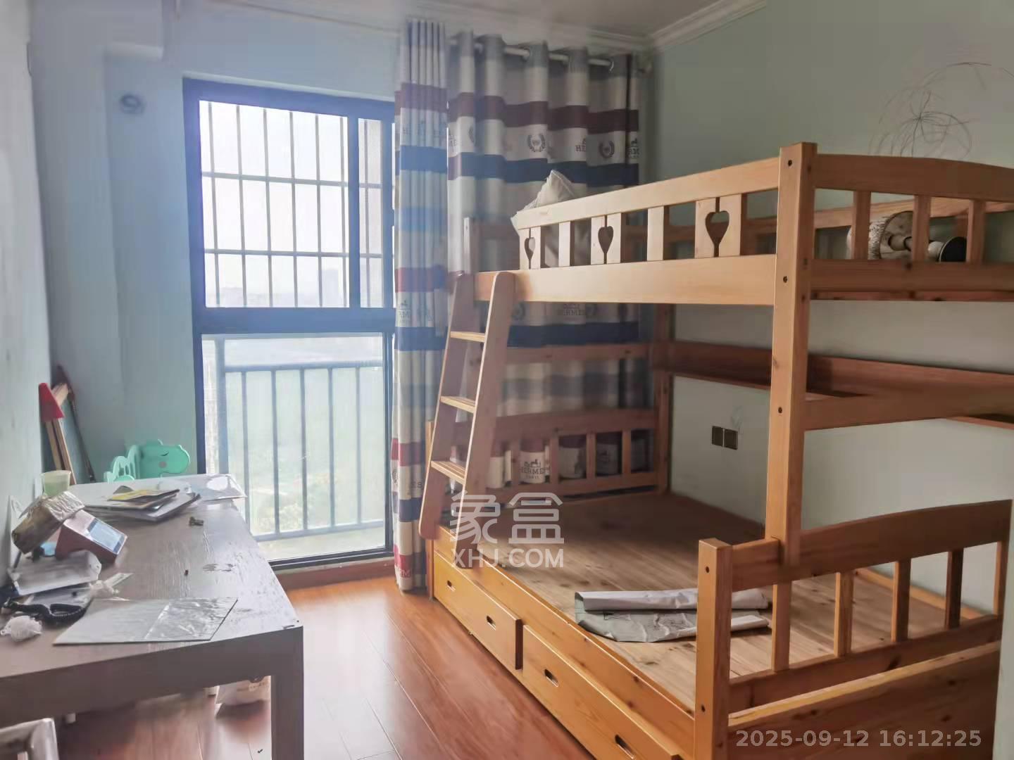 三一街区  4室2厅1卫    2000.0元/月室内图