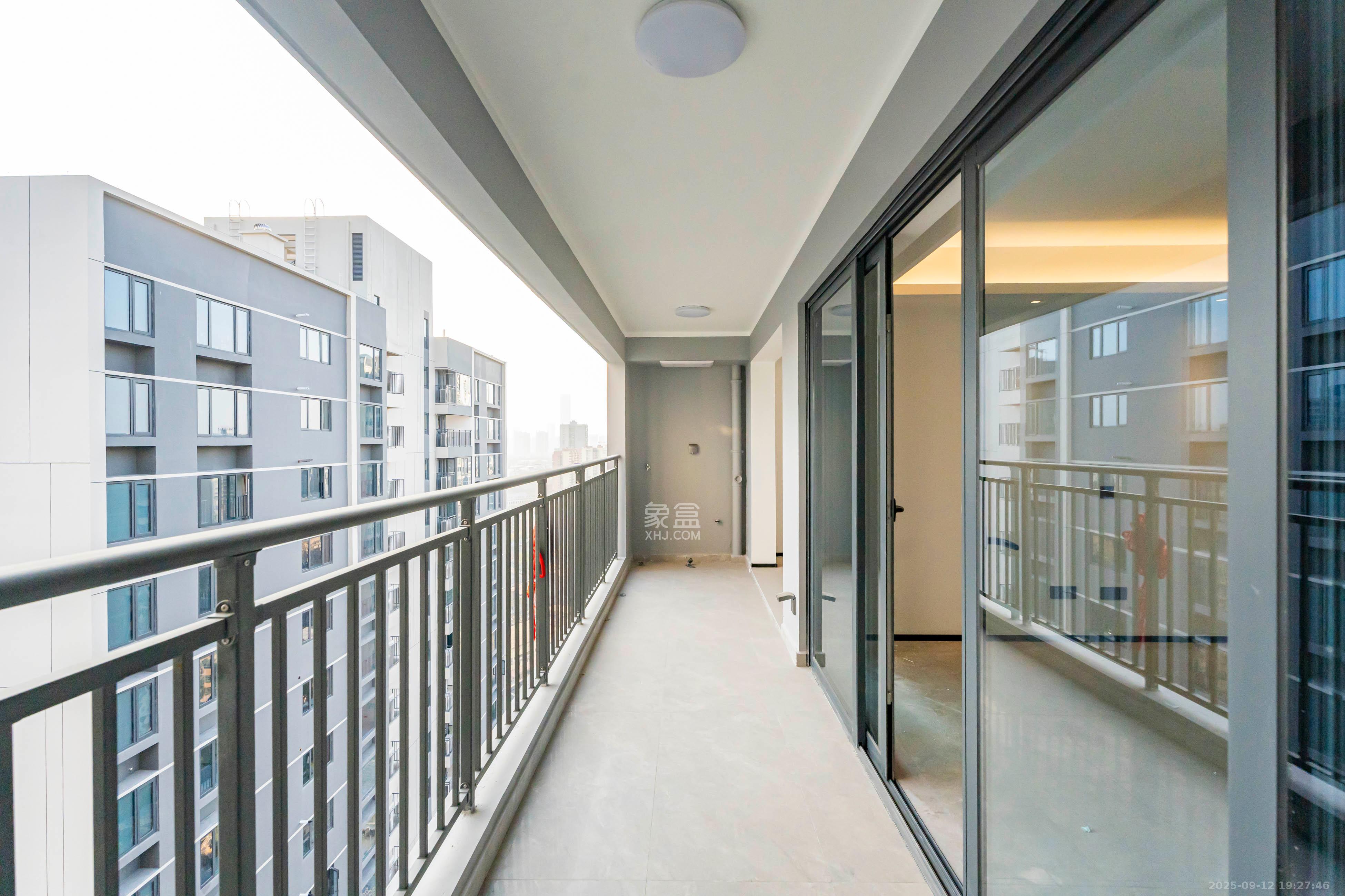 万科半岛国际 4室2厅1卫 215.0万 万科半岛国际 4室2厅1卫 215.0万阳台