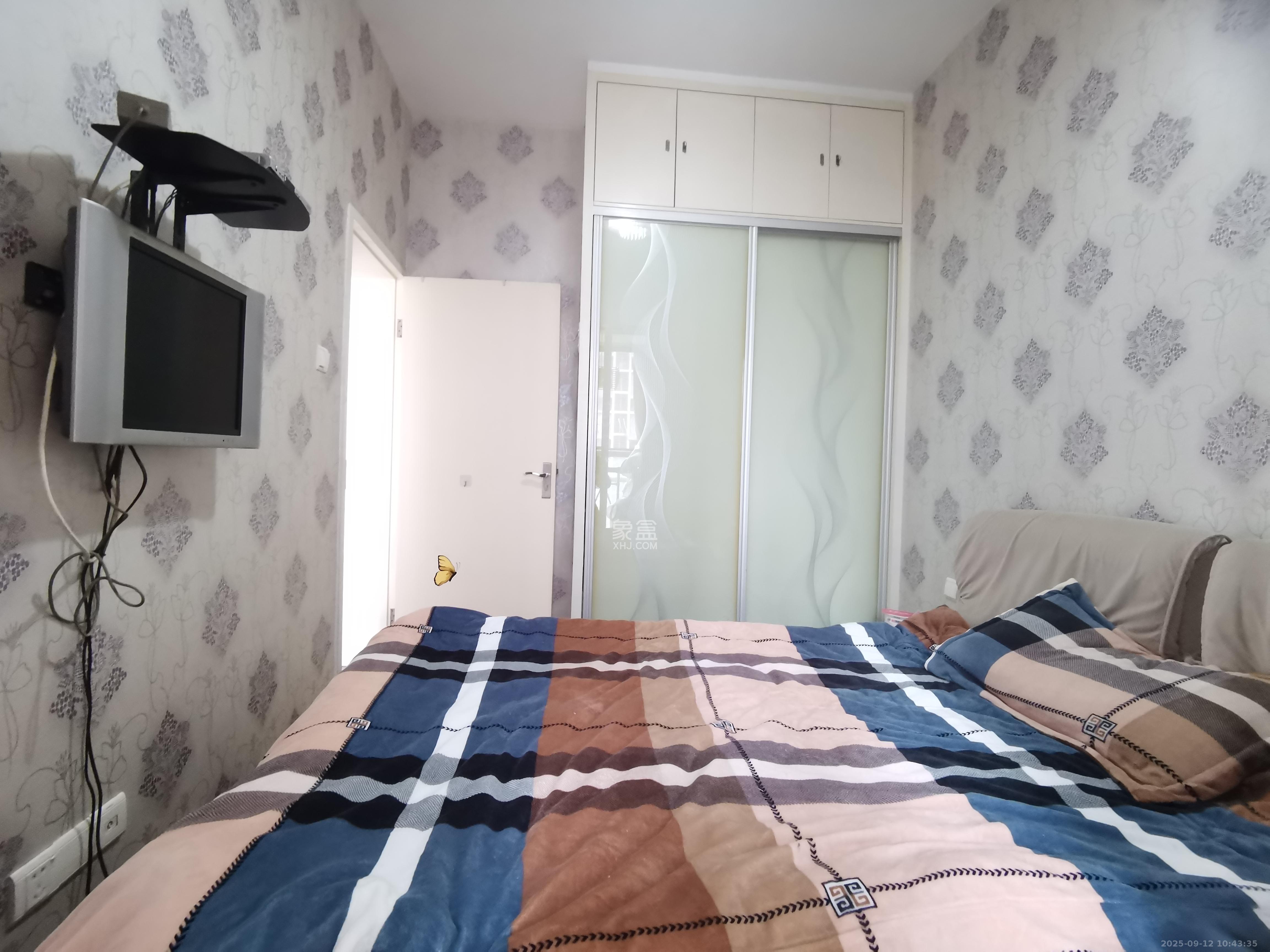 岳泰理想城  1室2厅1卫    2500.0元/月室内图