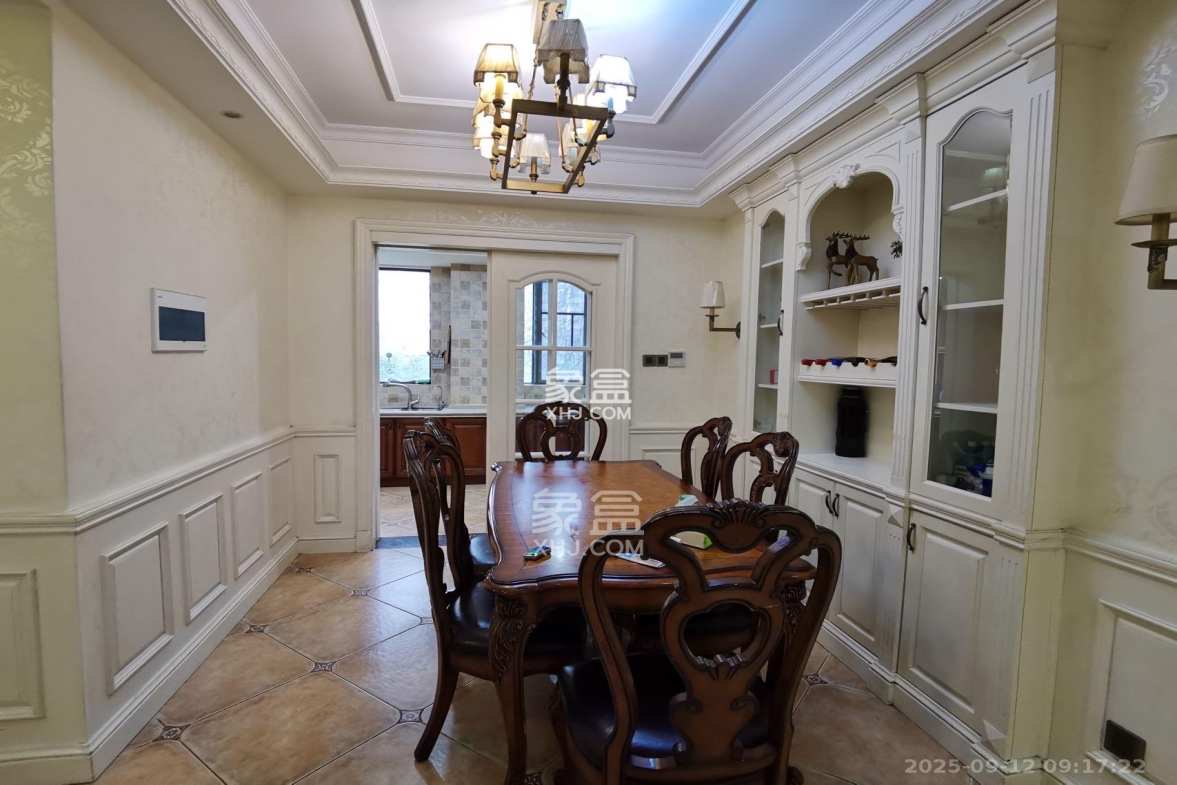 欧莱雅郡 4室2厅2卫 3400.0元/月 欧莱雅郡 4室2厅2卫 3400.0元/月室内图