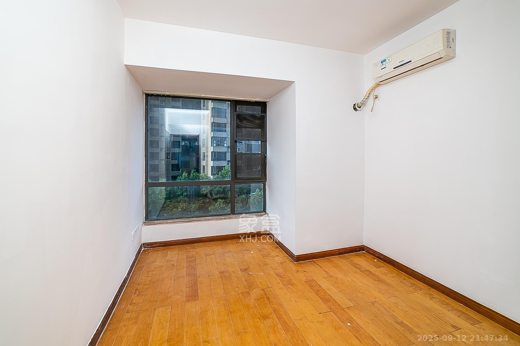 通用时代国际社区  3室2厅2卫    120.0万卧室